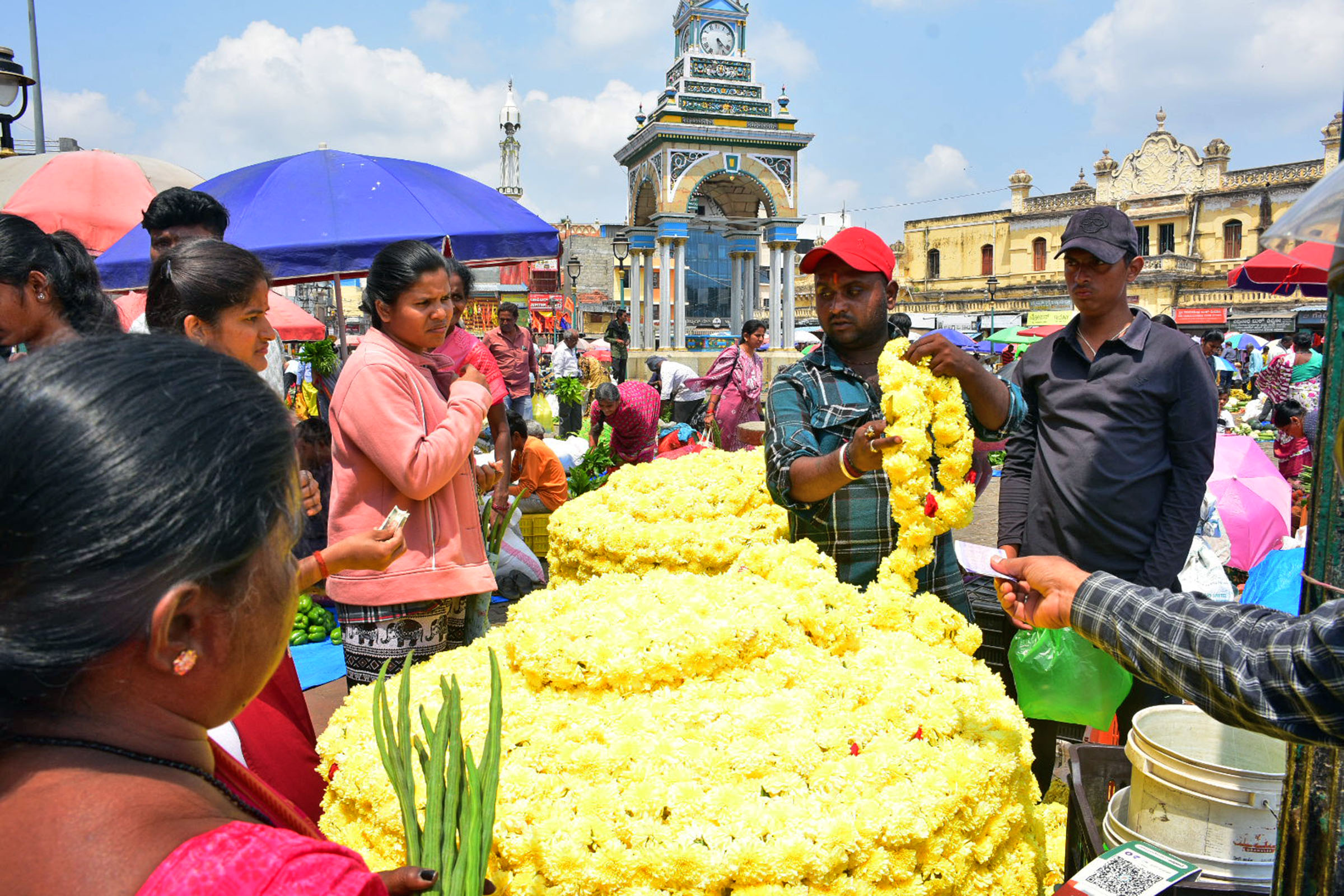 ಬುಧವಾರ ಸೇವಂತಿಗೆ ಹೂವಿನ ಖರೀದಿಯಲ್ಲಿ ತೊಡಗಿದ್ದ ಗ್ರಾಹಕರು