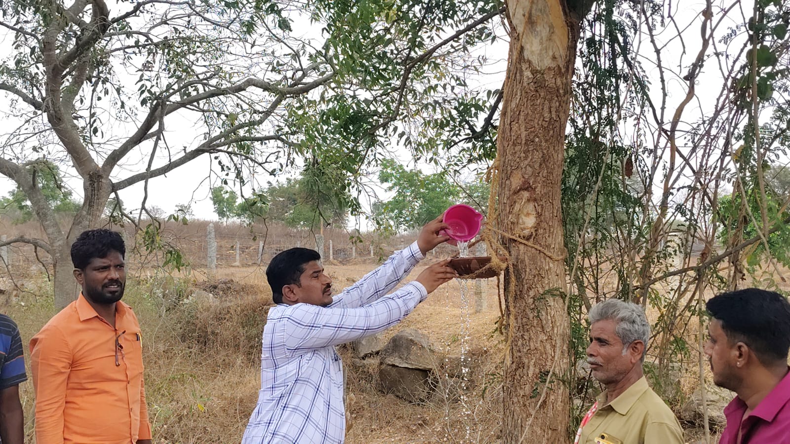 ಬಂಗಾರಪೇಟೆ ತಾಲ್ಲೂಕಿನ ಬಲಮಂದೆ ಗ್ರಾಮದ ಪಂಚಾಯಿತಿ ವ್ಯಾಪ್ತಿಯಲ್ಲಿರುವ ಭೀಮಗಾನಹಳ್ಳಿ ಗ್ರಾಮದಿಂದ ಕನಮನಹಳ್ಳಿ ಗ್ರಾಮದ ವರೆಗೆ ರಸ್ತೆ ಬದಿಯಲ್ಲಿ ಮರಗಳಿಗೆ ಮಡಿಕೆಗಳನ್ನು ಕಟ್ಟಿ ಮಡಿಕೆ ಗಳಿಗೆ ಇಓ ರವಿ ಕುಮಾರ್ ನೀರನ್ನು ಹಾಕುತ್ತಿರುವುದು