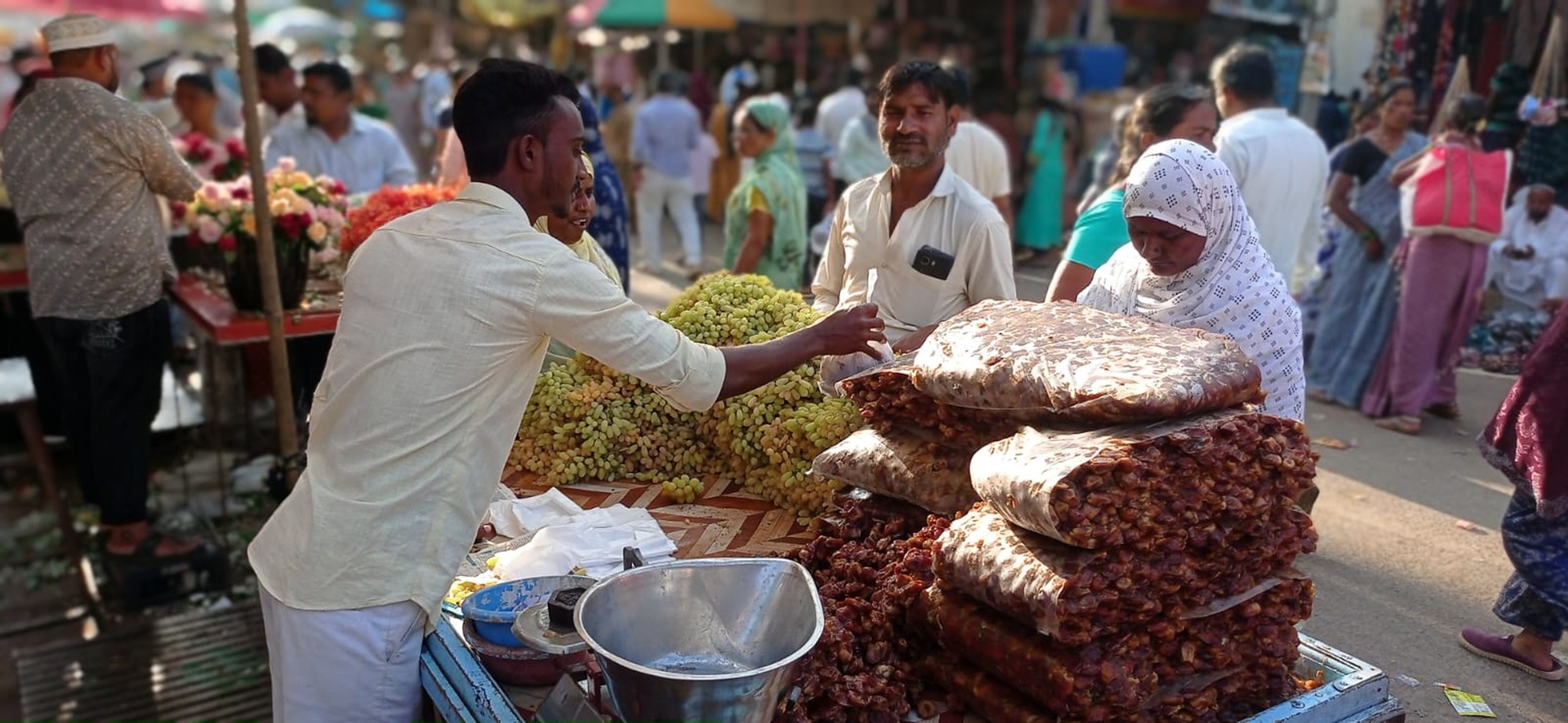 ಖರ್ಜೂರ ಹಣ್ಣು ಖರೀದಿಸಿ ಮಹಿಳೆ