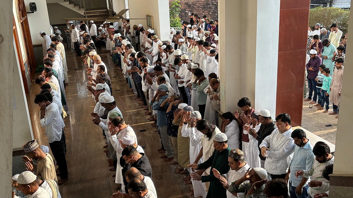 ಉಡುಪಿ | ಸಂಭ್ರಮದ ಈದ್ ಉಲ್ ಫಿತ್ರ್: ಪ್ರಾರ್ಥನೆ ಸಲ್ಲಿಸಿದ ಮುಸ್ಲಿಂ ಬಾಂಧವರು