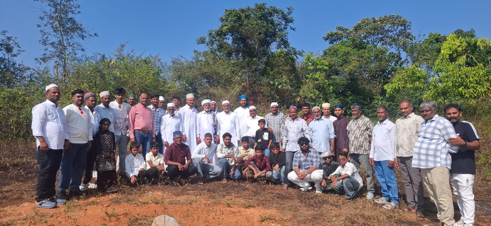 ಕೊಟ್ಟಿಗೆಹಾರದಲ್ಲಿ ರಂಜಾನ್ ಹಬ್ಬದ ಅಂಗವಾಗಿ ಬ್ಯಾರಿ ಸಮುದಾಯದವರು ಖಬರಸ್ತಾನದಲ್ಲಿ ಪ್ರಾರ್ಥನೆ ನಡೆಸುವ ಸಲುವಾಗಿ ಸೇರಿದ್ದರು