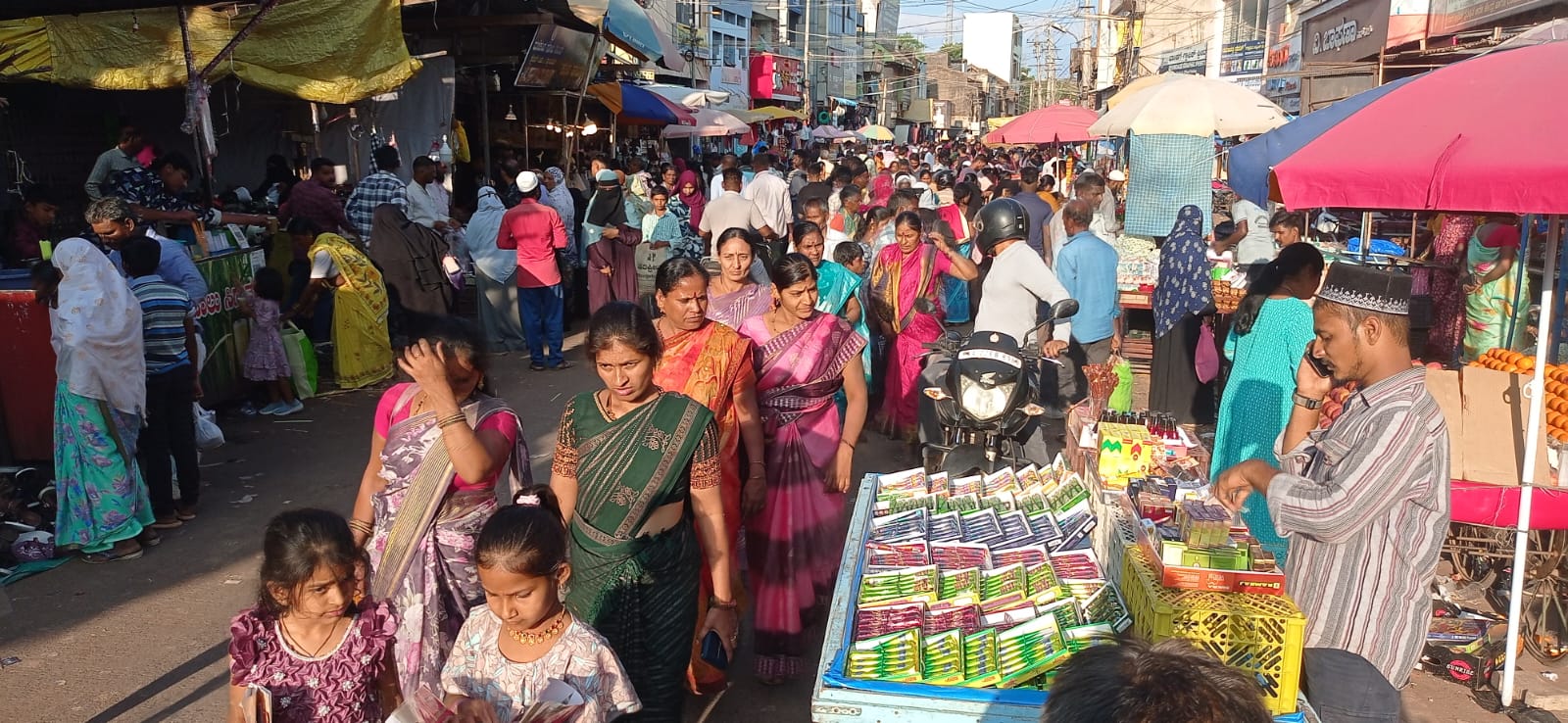 ಮಾರುಕಟ್ಟೆಯಲ್ಲಿ ಜನದಟ್ಟಣೆ
