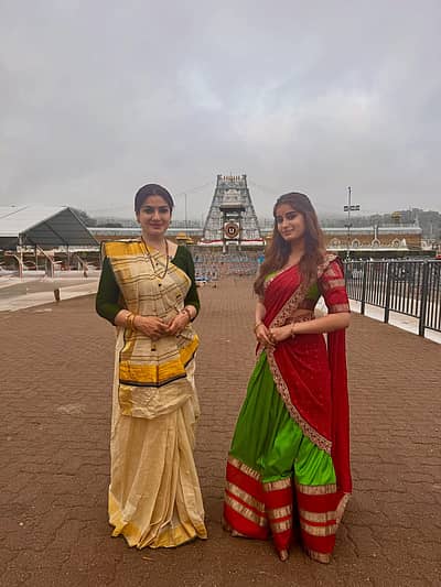 ತಿರುಮಲ ತಿರುಪತಿ ದೇವಸ್ಥಾನಕ್ಕೆ ಭೇಟಿ ನೀಡಿದ ಚಿತ್ರಗಳನ್ನು ರವೀನಾ ಅವರು  ಸಾಮಾಜಿಕ ಮಾಧ್ಯಮ ಇನ್ಸ್ಟಾಗ್ರಾಮ್‌ನಲ್ಲಿ ಹಂಚಿಕೊಂಡಿದ್ದಾರೆ.