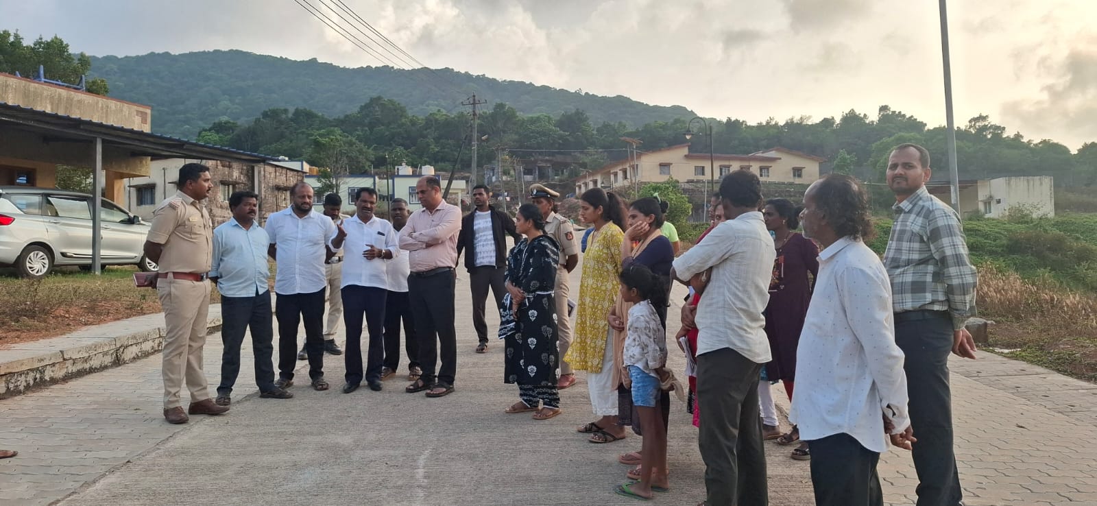ಮೂಡಿಗೆರೆ ತಾಲ್ಲೂಕಿನ ತರುವೆ ಏಕಲವ್ಯ ವಸತಿ ಶಾಲೆಯ ವಿದ್ಯಾರ್ಥಿಗಳಿಗೆ ಹಲ್ಲೆ ನಡೆಸಿರುವ ಪ್ರಕರಣಕ್ಕೆ ಸಂಬಂಧಿಸಿದಂತೆ ವಿವಿಧ ಇಲಾಖೆಯ ಅಧಿಕಾರಿಗಳು ಭೇಟಿ ನೀಡಿ ಮಾಹಿತಿ ಪಡೆದರು