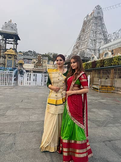 ಈ ವೇಳೆ ರವೀನಾ ಹಾಗೂ ರಾಶಾ ಅವರು ಸಾಂಪ್ರದಾಯಿಕ ಉಡುಗೆಯಲ್ಲಿ ಗಮನ ಸೆಳೆದಿದ್ದಾರೆ.