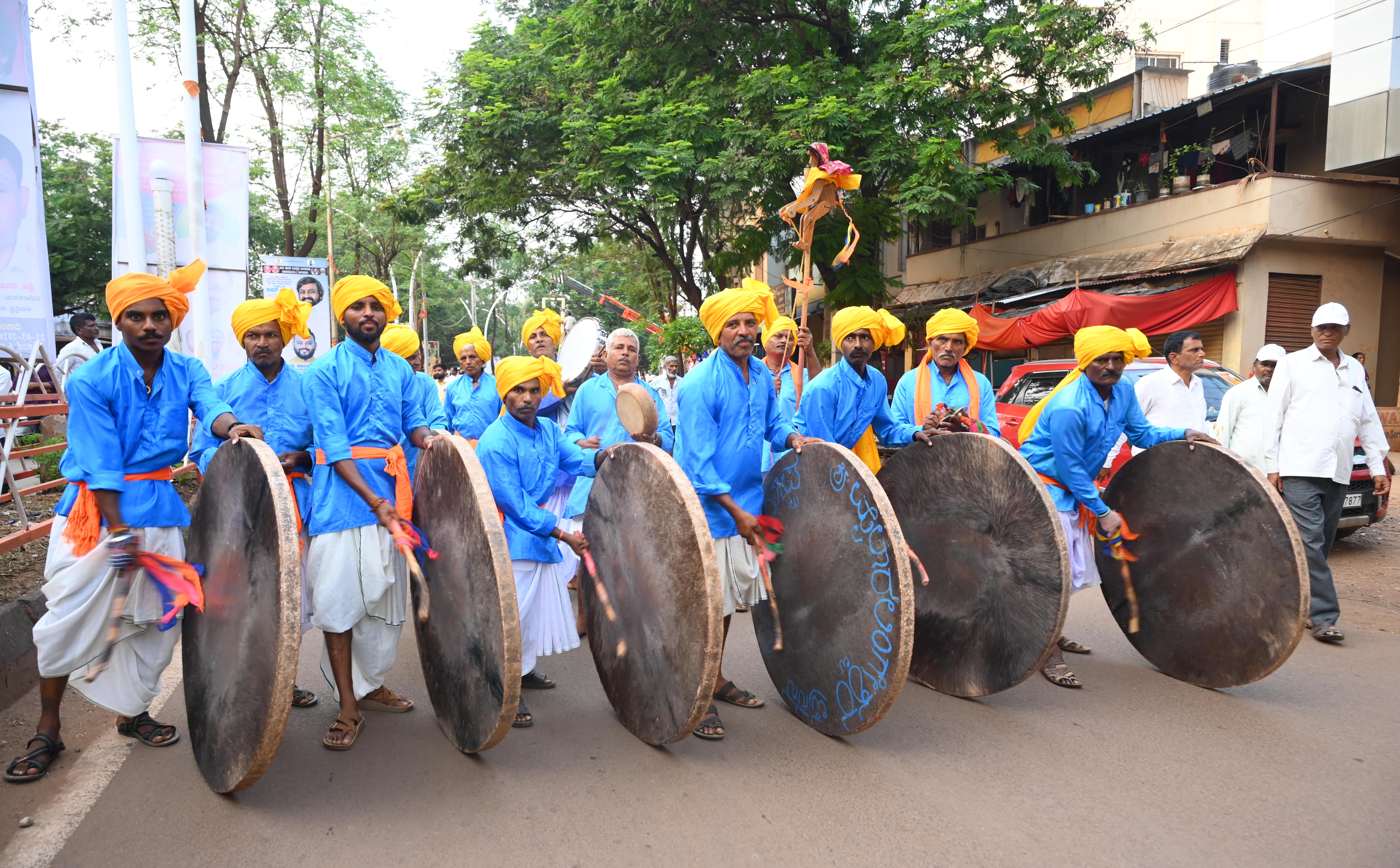 ಮೆರವಣಿಗೆಯಲ್ಲಿ ಗಮನ ಸೆಳೆದ ಹಲಗೆ ಕಲಾವಿದರ ತಂಡ