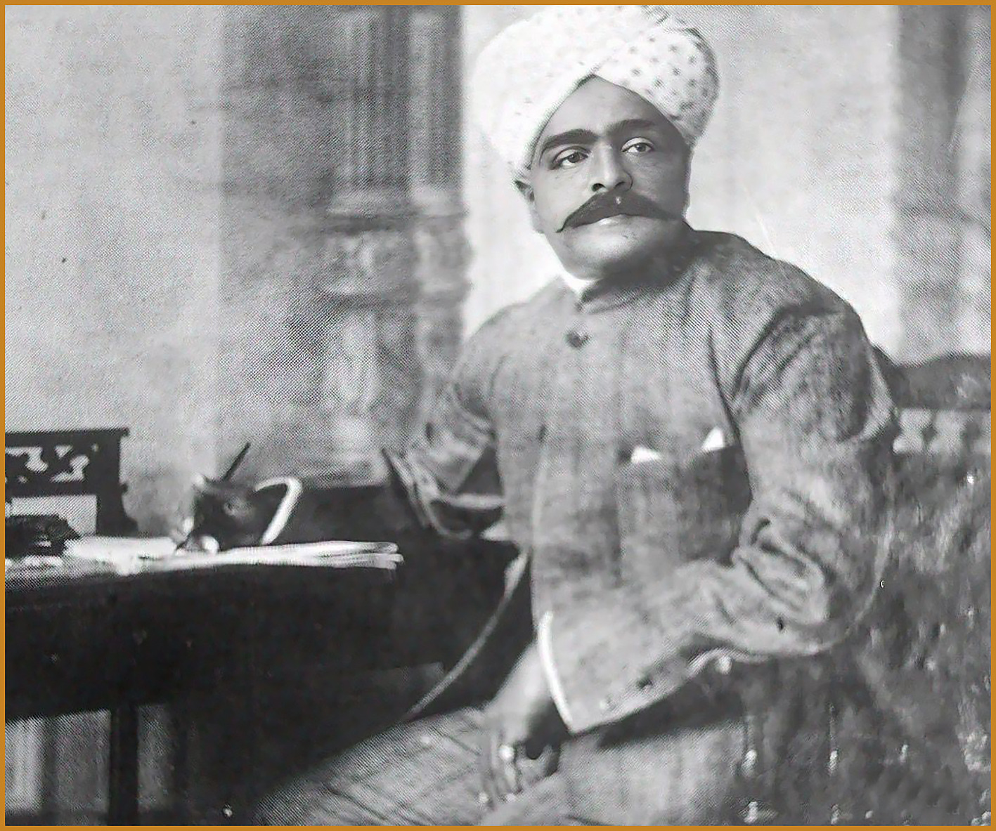 1953ರಲ್ಲಿ ಪ್ರಕಟವಾಗಿರುವ, ಸರ್ದಾರ್‌ ಕೆ ಬಸವರಾಜ ಅರಸ್‌ ಅವರ Speeches of Sirdar M Kantharaj Urs ಕೃತಿಯ ಮೊದಲ ಸಂಪುಟದಲ್ಲಿರುವ ದಿವಾನ್‌ ಕಾಂತರಾಜ್ ಅರಸ್‌ ಅವರ ಫೋಟೋ 