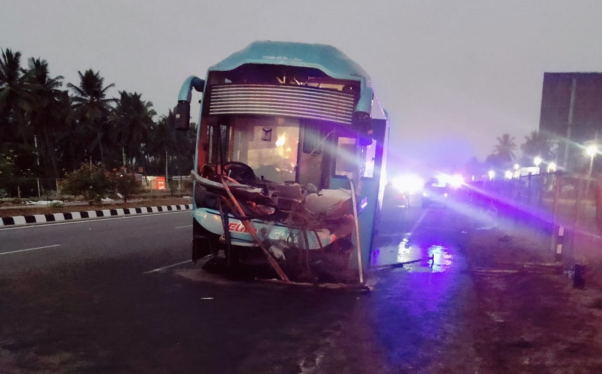 ಬೆಂಗಳೂರು–ಮೈಸೂರು ಹೆದ್ದಾರಿಯಲ್ಲಿ ಖಾಸಗಿ ಬಸ್ ಅಪಘಾತ; ನಾಲ್ವರು ಪ್ರಯಾಣಿಕರ ಸಾವು
