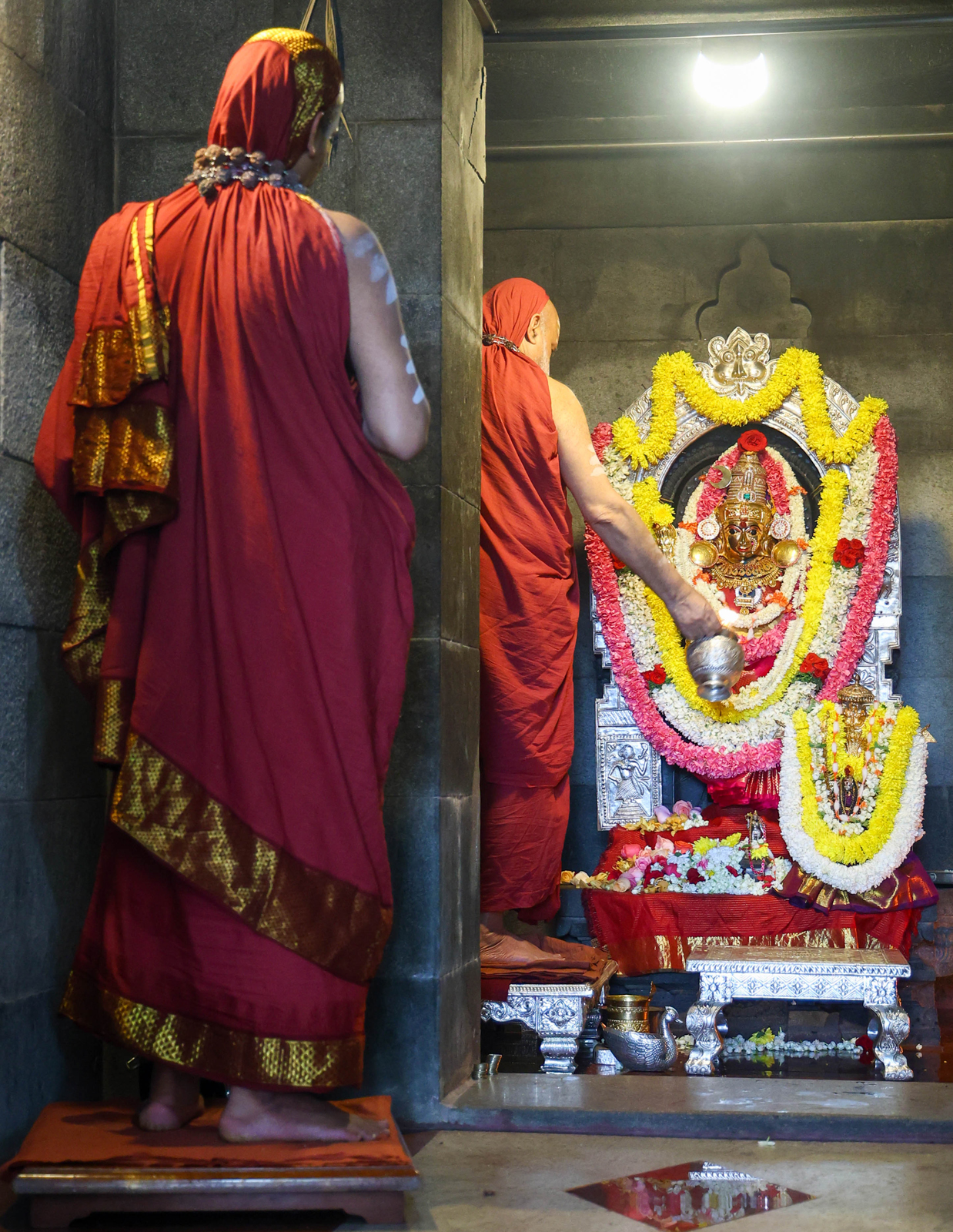 ಶೃಂಗೇರಿ ಶಾರದಾ ಪೀಠದಲ್ಲಿ ಸೋಮವಾರ ಈಶ್ವರಗಿರಿಯ ಭವಾನಿ ಅಮ್ಮನವರಿಗೆ ಗುರುಗಳಾದ ಭಾರತೀತೀರ್ಥ ಸ್ವಾಮೀಜಿ ಮತ್ತು ವಿಧುಶೇಖರಭಾರತೀ ಸ್ವಾಮೀಜಿ ಅವರು ವಿಶೇಷ ಪೂಜೆ ಸಲ್ಲಿಸಿದರು