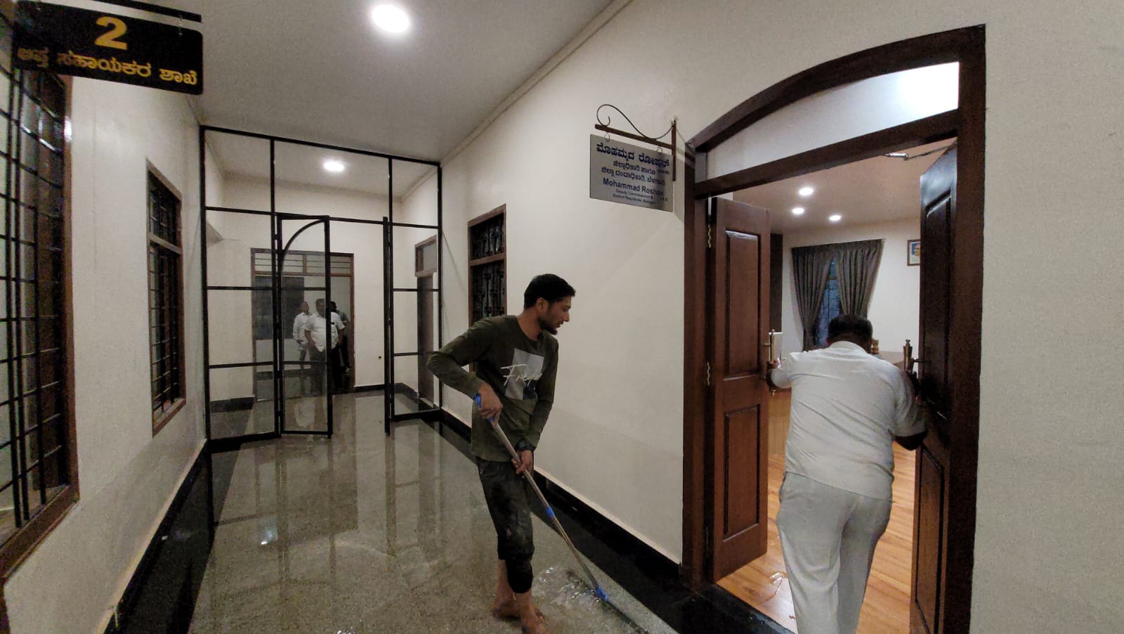 ಬೆಳಗಾವಿಯಲ್ಲಿ ಮಂಗಳವಾರ ಜಿಲ್ಲಾಧಿಕಾರಿ ಅವರ ಕೊಠಡಿಗೆ ನುಗ್ಗಿದ ಮಳೆಯ ನೀರನ್ನು ಸಿಬ್ಬಂದಿ ತೆರವು ಮಾಡಿದರು