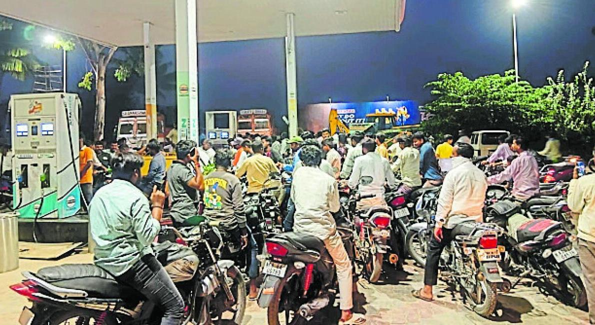 ಪೆಟ್ರೋಲ್ ಸಿಗಲ್ಲ ಎಂಬ ವದಂತಿ: ಇಂಧನ ತುಂಬಿಸಲು ಮುಗಿಬಿದ್ದ ಜನ