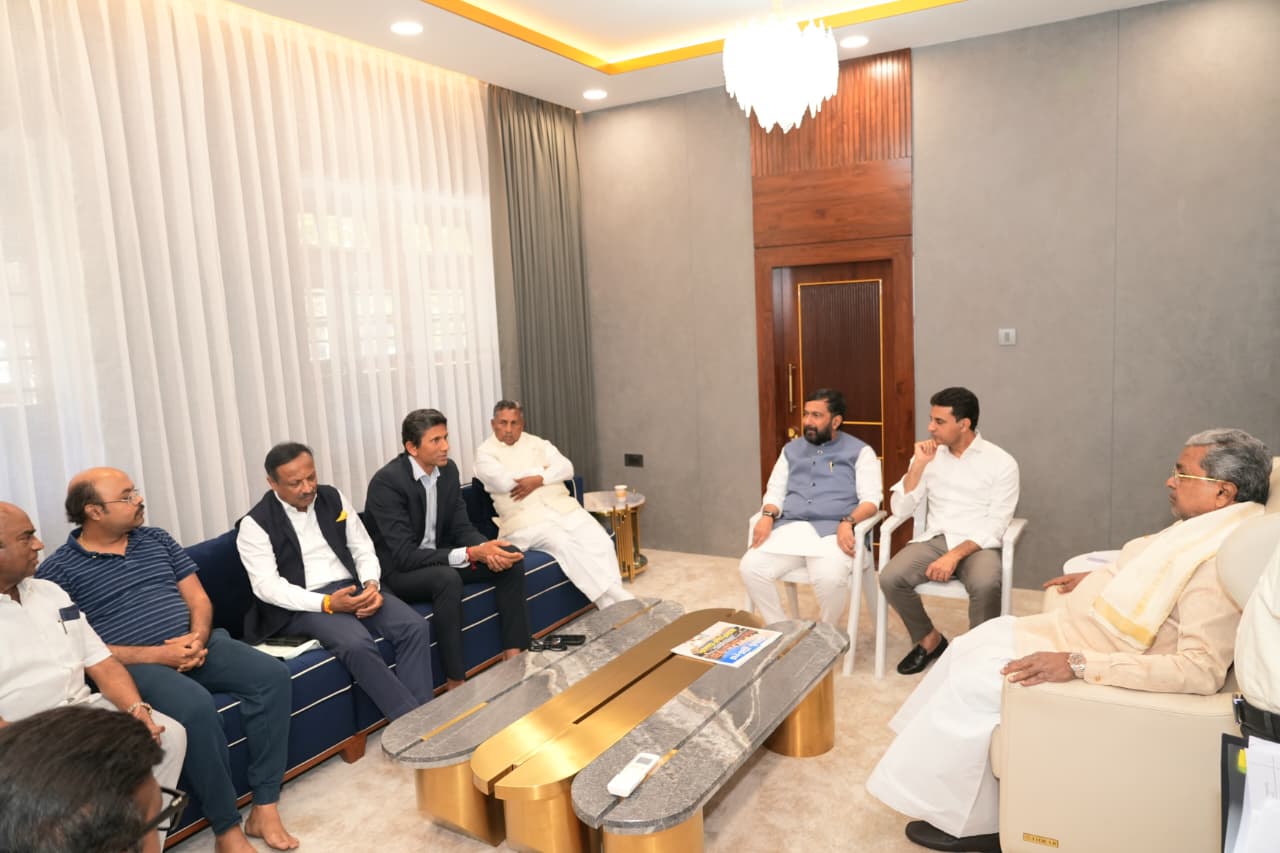IPL: ಶಾಸಕರಿಗೆ ಎರಡು ಟಿಕೆಟ್‌; ವೆಂಕಟೇಶ್ ಪ್ರಸಾದ್ ಭೇಟಿ ಬಳಿಕ ಡಿಕೆಶಿ ಹೇಳಿಕೆ