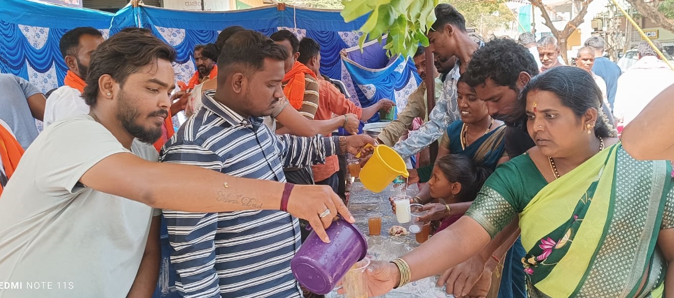 ರಾಮನವಮಿ ಪ್ರಯುಕ್ತ ರಾಮನಗರದಲ್ಲಿ ರಾಮಭಕ್ತರು ಸಾರ್ವಜನಿಕರಿಗೆ ಮಜ್ಜಿಗೆ ಮತ್ತು ಪಾನಕ ವಿತರಿಸಿದರು