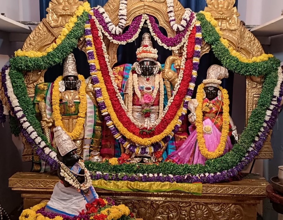 ಶ್ರೀರಾಮನವಮಿ ಪ್ರಯುಕ್ತ ರಾಮನಗರದ ಛತ್ರದ ಬೀದಿಯಲ್ಲಿರುವ ರಾಮದೇವರ ದೇವಾಲಯದಲ್ಲಿ ರಾಮ ಲಕ್ಷ್ಮಣ ಹಾಗೂ ಸೀತೆ ಮೂರ್ತಿಗಳಿಗೆ ವಿಶೇಷಾಲಂಕಾರ ಮಾಡಲಾಗಿತ್ತು