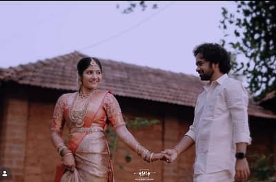 ರೆಸಾರ್ಟ್ ಒಂದರಲ್ಲಿ ಮಂಜು ಹಾಗೂ ಕಾರುಣ್ಯಾ ದಾಂಪತ್ಯ ಜೀವನಕ್ಕೆ ಕಾಲಿಟ್ಟಿದ್ದಾರೆ.