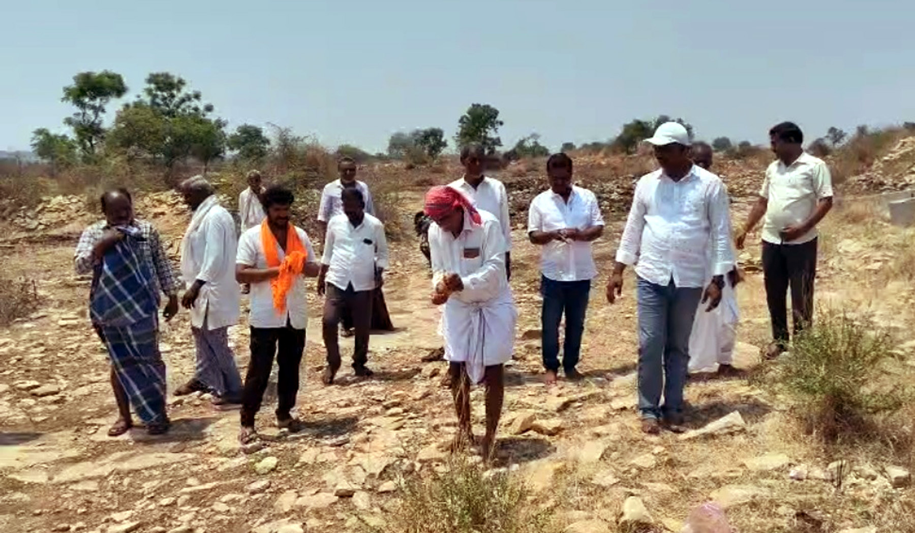 ಹುಣಸಗಿ ತಾಲ್ಲೂಕಿನ ಮುದನೂರು ಗ್ರಾಮದಿಂದ ತಳ್ಳಳ್ಳಿ ಗ್ರಾಮಕ್ಕೆ ತೆರಳುವ  ರಸ್ತೆ ನಿರ್ಮಾಣಕ್ಕೆ ಗ್ರಾಮದ ಮುಖಂಡರು ಭೂಮಿಪೂಜೆ ನೆರವೇರಿಸಿದರು