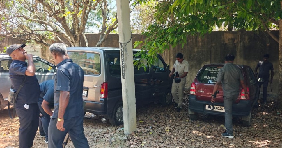 ಕೋಲಾರ ಆರ್‌ಟಿಒ ಕಚೇರಿ ಆವರಣದಲ್ಲಿ ಶುಕ್ರವಾರ ಬಾಂಬ್‌ ನಿಷ್ಕ್ರಿಯ ದಳದವರು ತಪಾಸಣೆ‌ ನಡೆಸಿದರು