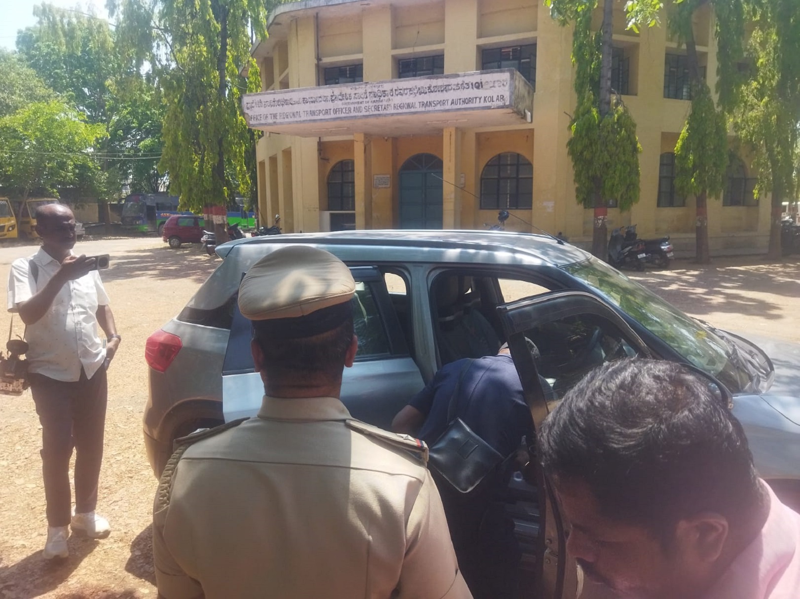 ಆರ್‌ಟಿಒ ಕಚೇರಿ ಎದುರು ನಿಲ್ಲಿಸಿದ್ದ ಕಾರಿನ ತಪಾಸಣೆ