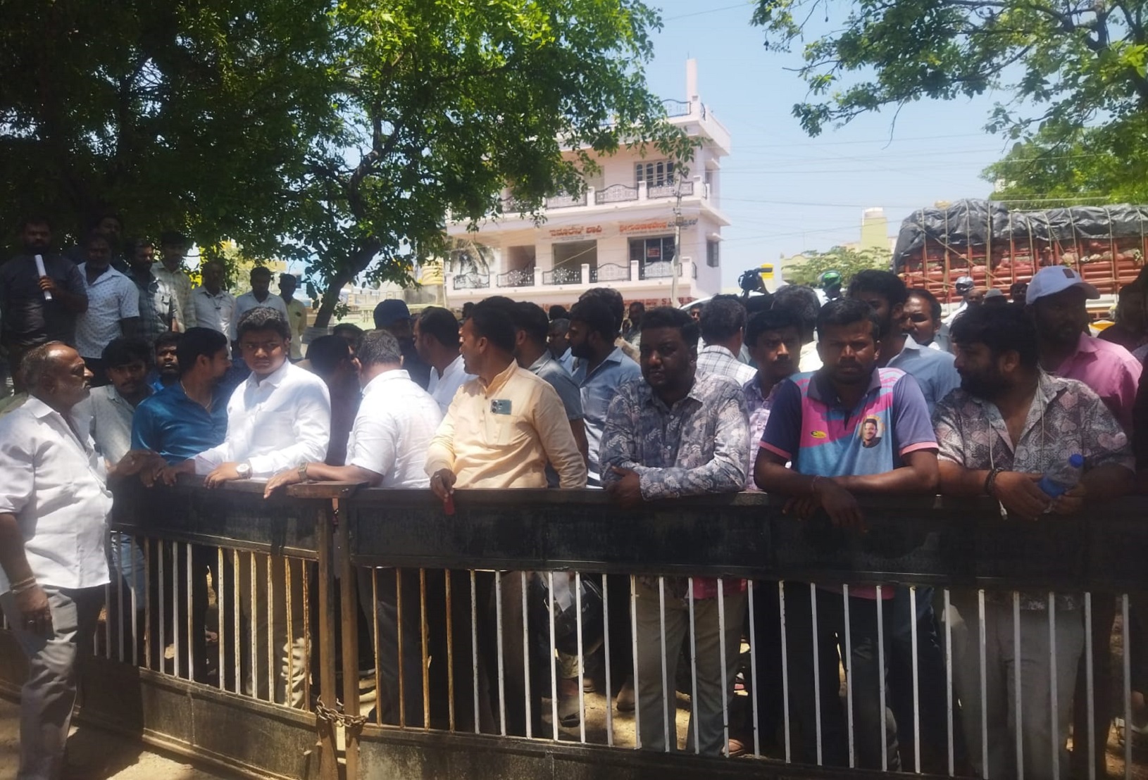 ಆರ್‌ಟಿಒ ಕಚೇರಿ ಗೇಟ್‌ ಬಳಿ ಜನರು ಕುತೂಹಲದಿಂದ ವೀಕ್ಷಿಸಿದರು