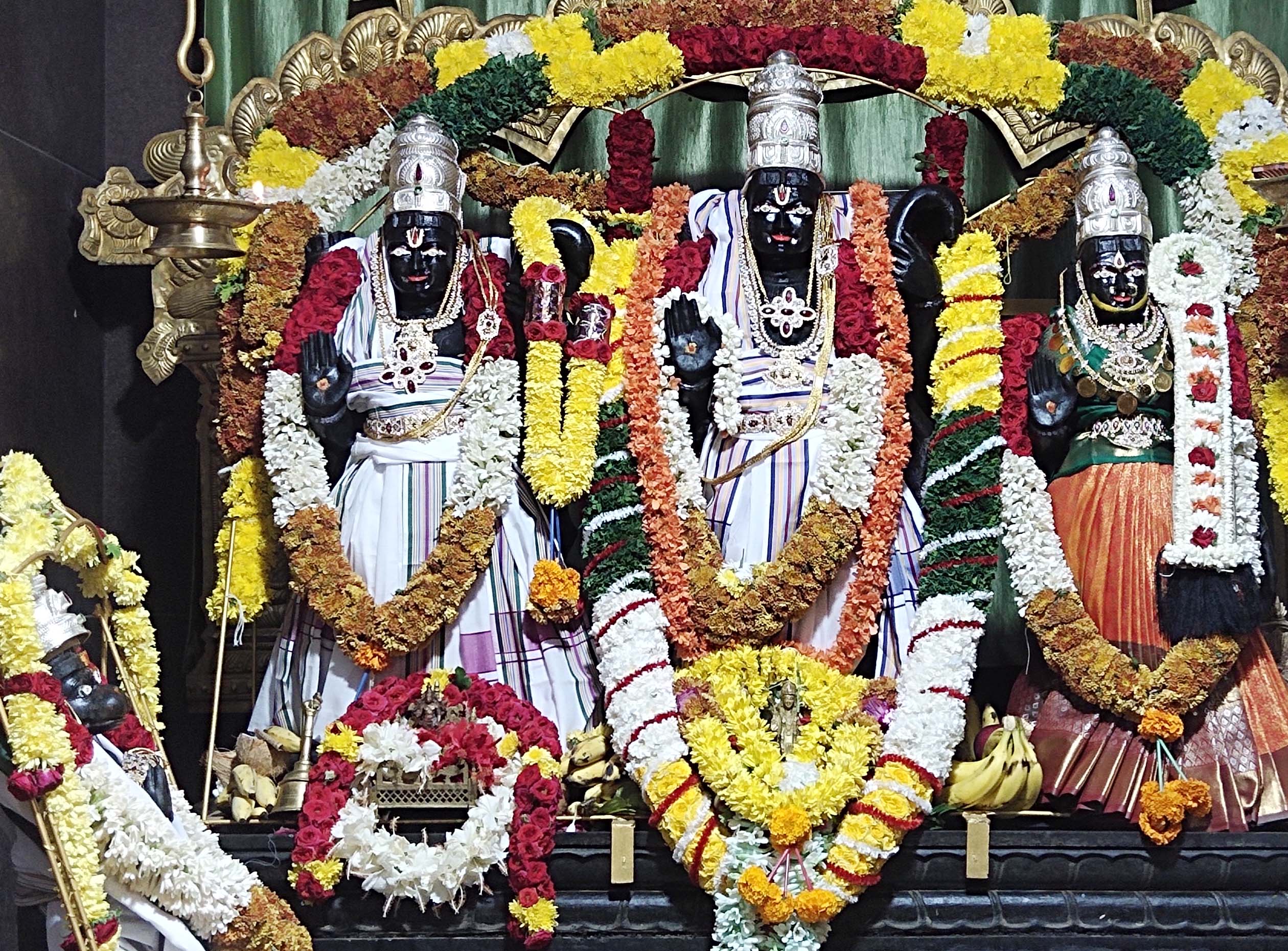 ರಾಮ, ಸೀತೆ, ಆಂಜನೇಯ
ಲಕ್ಷ್ಮಣ ಮೂರ್ತಿಗಳಿಗೆ ಪೂಜೆ