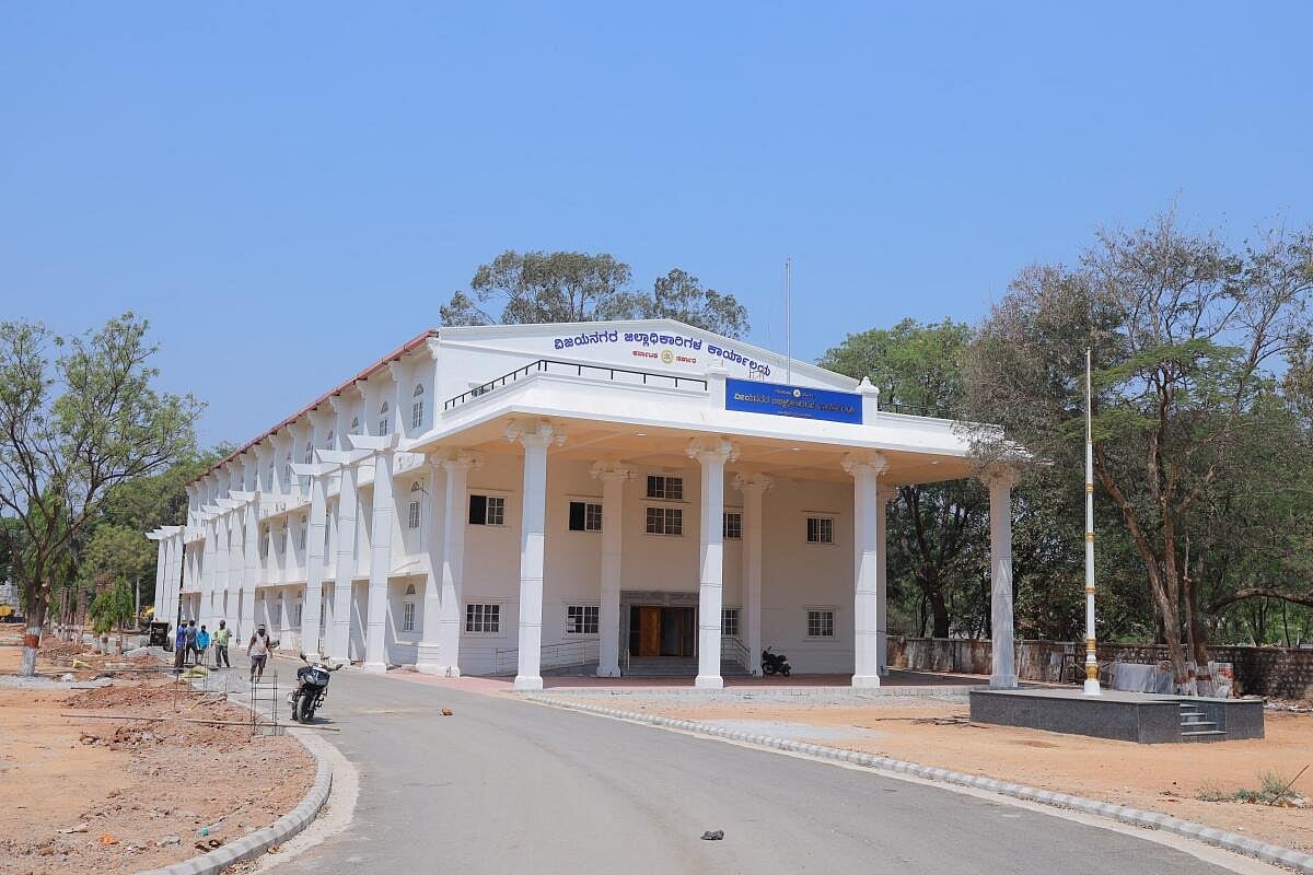 ಗುರುತಿನ ಚೀಟಿ ಪರಭಾರೆ ಅಪರಾಧ: ಜಿಲ್ಲಾಧಿಕಾರಿ 