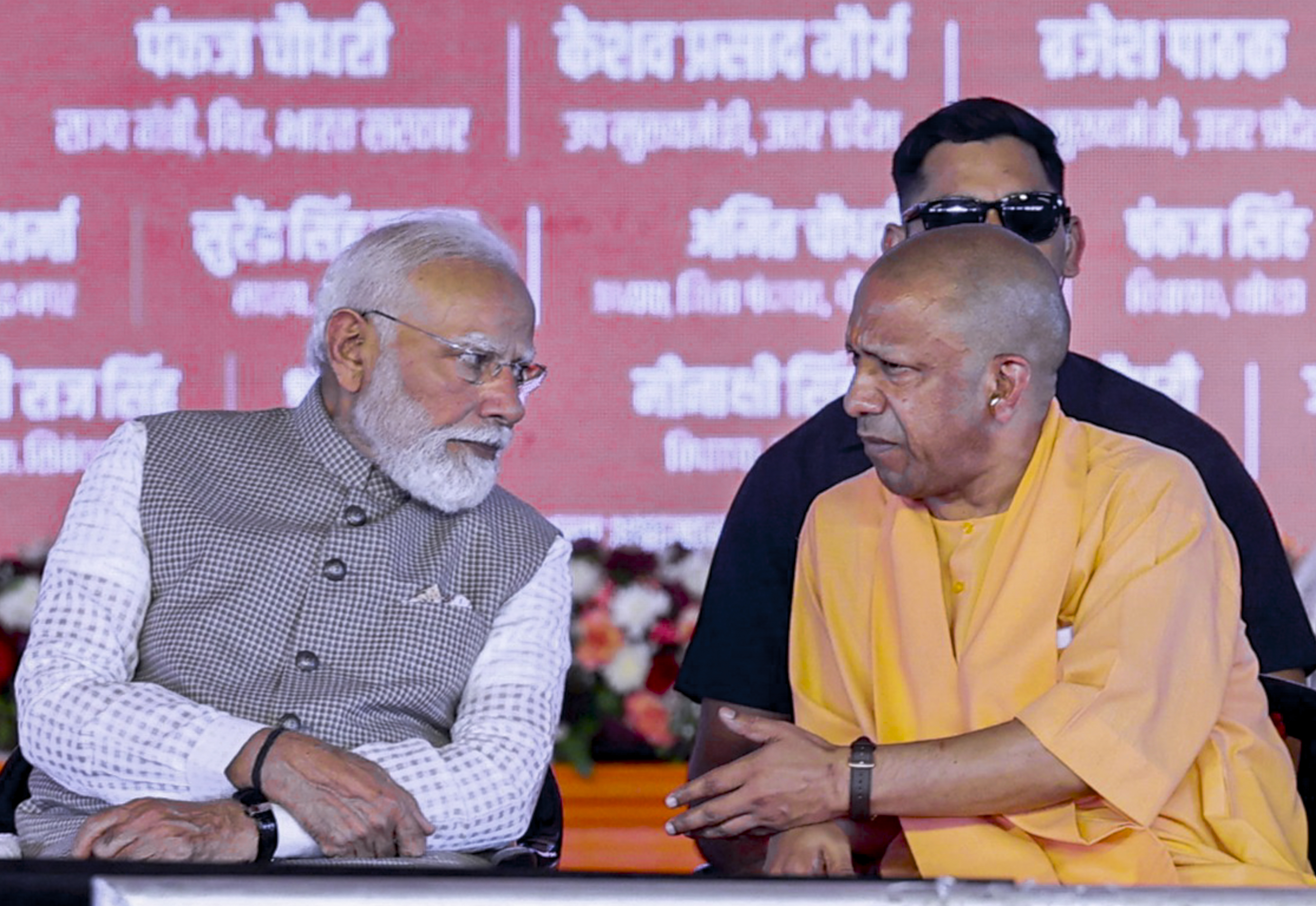 ನವದೆಹಲಿ ಬಳಿ ನೊಯ್ಡಾ ಅಂತರರಾಷ್ಟ್ರೀಯ ವಿಮಾನ ನಿಲ್ದಾಣ ಉದ್ಘಾಟನಾ ಕಾರ್ಯಕ್ರಮದಲ್ಲಿ ಪಾಲ್ಗೊಂಡಿದ್ದ ಪ್ರಧಾನಿ ನರೇಂದ್ರ ಮೋದಿ ಉತ್ತರ ಪ್ರದೇಶ ಮುಖ್ಯಮಂತ್ರಿ ಯೋಗಿ ಆದಿತ್ಯನಾಥ ಅವರೊಂದಿಗೆ ಶನಿವಾರ ಮಾತುಕತೆಯಲ್ಲಿ ತೊಡಗಿದ್ದರು  