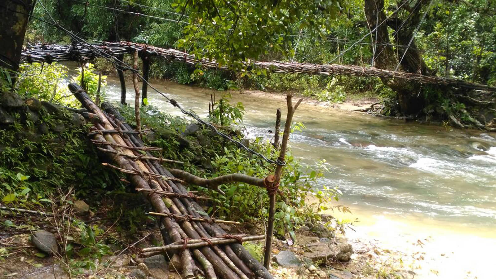 ಕುದುರೆಮುಖ ರಾಷ್ಟ್ರೀಯ ಉದ್ಯಾನವನದೊಳಗಿನ ಭಲೆಕಡಿಯಲ್ಲಿನ ಕಾಲು ಸಂಕ