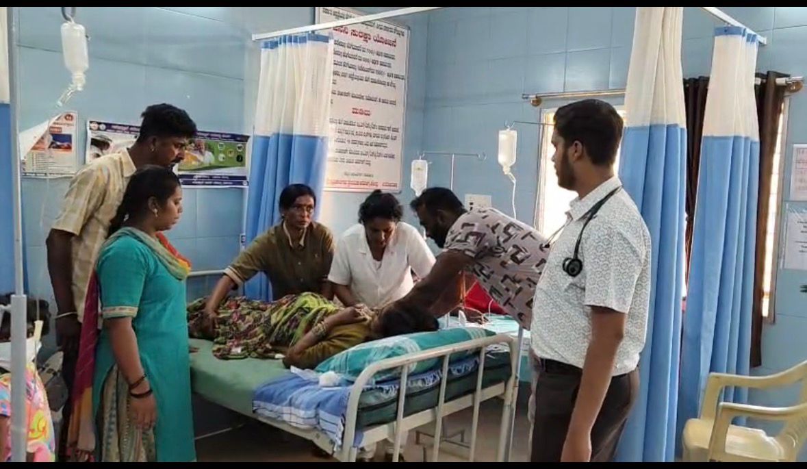 ಪ್ರಸಾದ ಸೇವಿಸಿ ತೀವ್ರ ಅಸ್ವಸ್ಥಗೊಂಡಿರುವವರು ಸ್ಥಳೀಯ ಆಸ್ಪತ್ರೆಗೆ ದಾಖಲಾಗಿ ಚಿಕಿತ್ಸೆ ಪಡೆಯುತ್ತಿರುವುದು