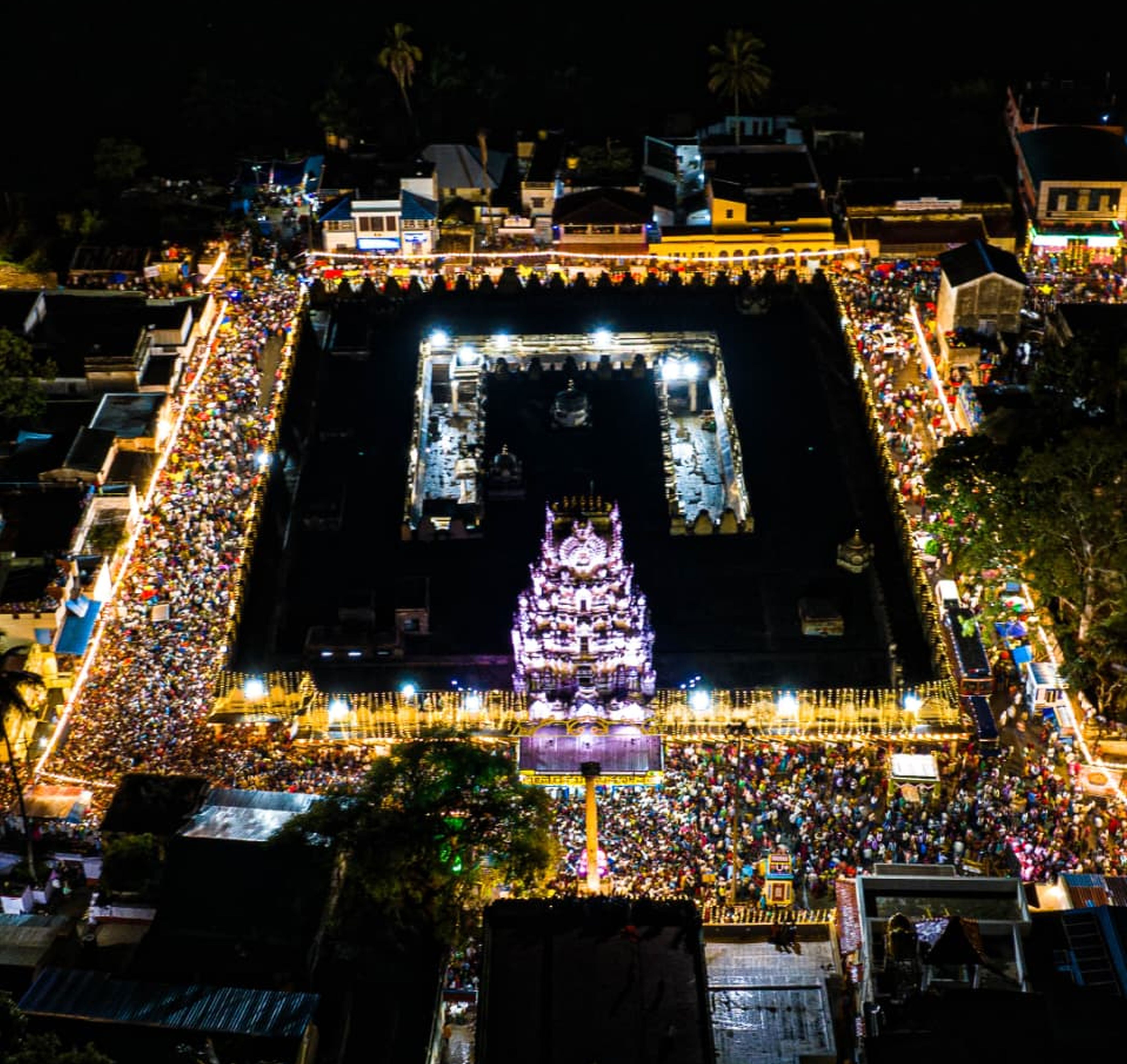 ಮೇಲುಕೋಟೆ ವೈರಮುಡಿ ಜಾತ್ರಾ ಮಹೋತ್ಸವ ಅಂಗವಾಗಿ ವಿದ್ಯುದ್ದೀಪಗಳಿಂದ ಕಂಗೊಳಿಸಿದ ಚೆಲುವನಾರಾಯಣಸ್ವಾಮಿ ದೇವಾಲಯ ಚಿತ್ರ: ಸಂಜಯ್‌ ಎಸ್‌.ತಿಪ್ಪಣ್ಣವರ್‌ 