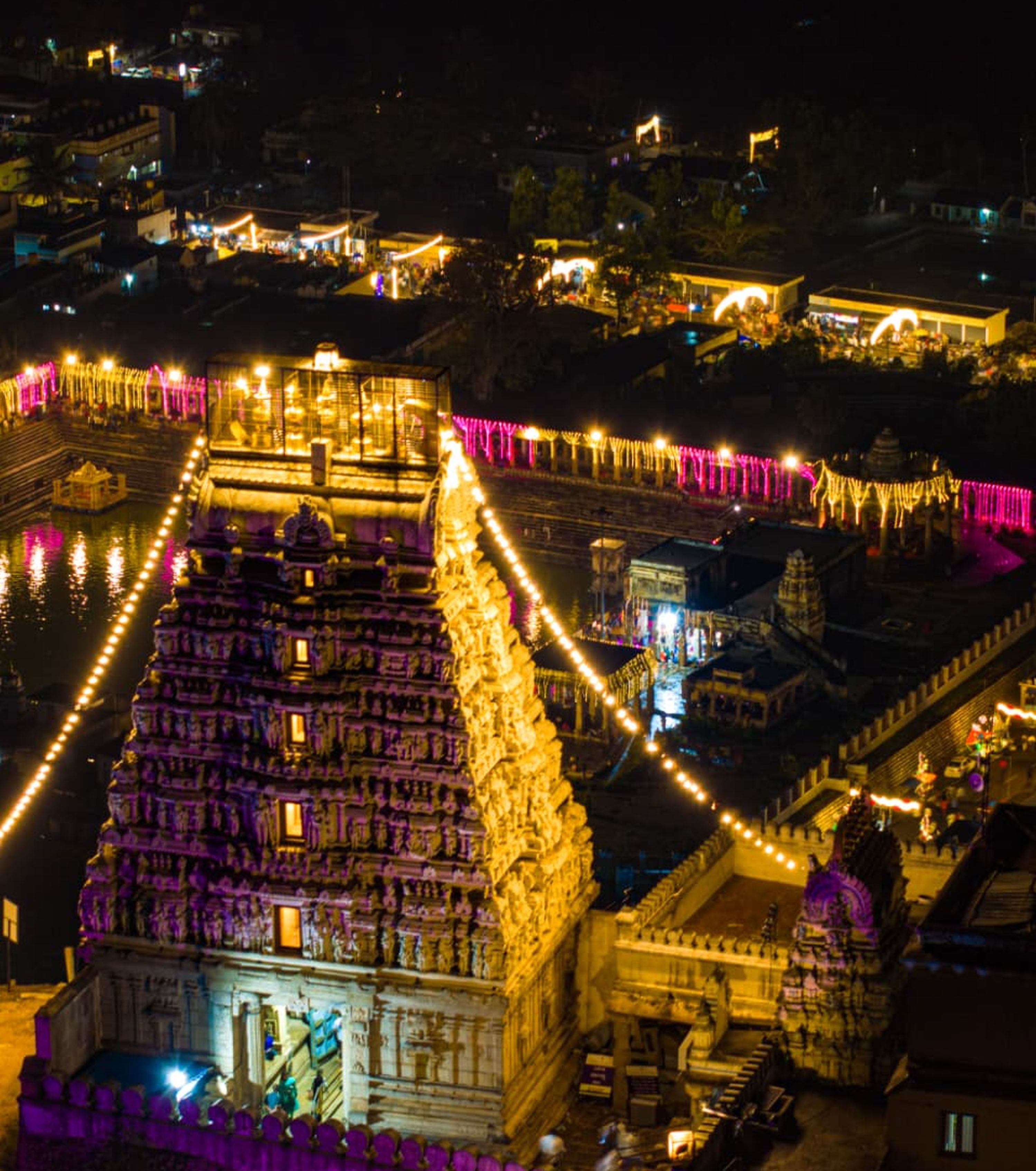 ಮೇಲುಕೋಟೆಯ ಯೋಗಾನರಸಿಂಹಸ್ವಾಮಿ ದೇವಾಲಯ ಗೋಪುರ ಮತ್ತು ಪಂಚಕಲ್ಯಾಣಿಯು ವಿದ್ಯುದ್ದೀಪಗಳ ಬೆಳಕಲ್ಲಿ ಕಂಗೊಳಿಸಿದ್ದು ಹೀಗೆ 