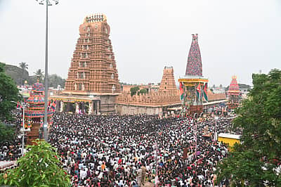 ಮೈಸೂರು ಜಿಲ್ಲೆಯ ನಂಜನಗೂಡಿನಲ್ಲಿ ಸೋಮವಾರ ಬೆಳಿಗ್ಗೆ ನಡೆದ ಶ್ರೀಕಂಠೇಶ್ವರಸ್ವಾಮಿ ಪಂಚ ಮಹಾರಥೋತ್ಸವದಲ್ಲಿ ಸರ್ವಾಲಂಕೃತವಾದ ‘ಗೌತಮ ಮಹಾರಥ’ದಲ್ಲಿ ಉತ್ಸವ ಮೂರ್ತಿ