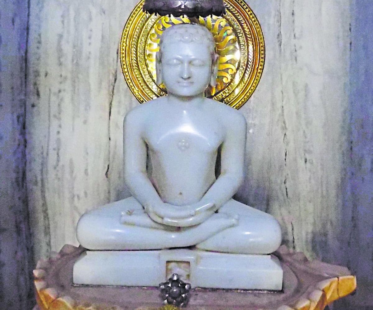 ಹಳೇಬೀಡು ಸಮೀಪದ ಅಡಗೂರು ಜಿನಮಂದಿರದ ಗರ್ಭಗುಡಿಯಲ್ಲಿರುವ ಅಮೃತ ಶಿಲೆಯ ಮಹಾವೀರ ತೀರ್ಥಂಕರರ ವಿಗ್ರಹ