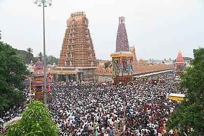 ಮೈಸೂರು ಜಿಲ್ಲೆಯ ನಂಜನಗೂಡಿನಲ್ಲಿ ಸೋಮವಾರ ಬೆಳಿಗ್ಗೆ ನಡೆದ ಶ್ರೀಕಂಠೇಶ್ವರಸ್ವಾಮಿ ಪಂಚ ಮಹಾರಥೋತ್ಸವದಲ್ಲಿ ಸರ್ವಾಲಂಕೃತವಾದ ‘ಗೌತಮ ಮಹಾರಥ’ದಲ್ಲಿ ಉತ್ಸವ ಮೂರ್ತಿ 