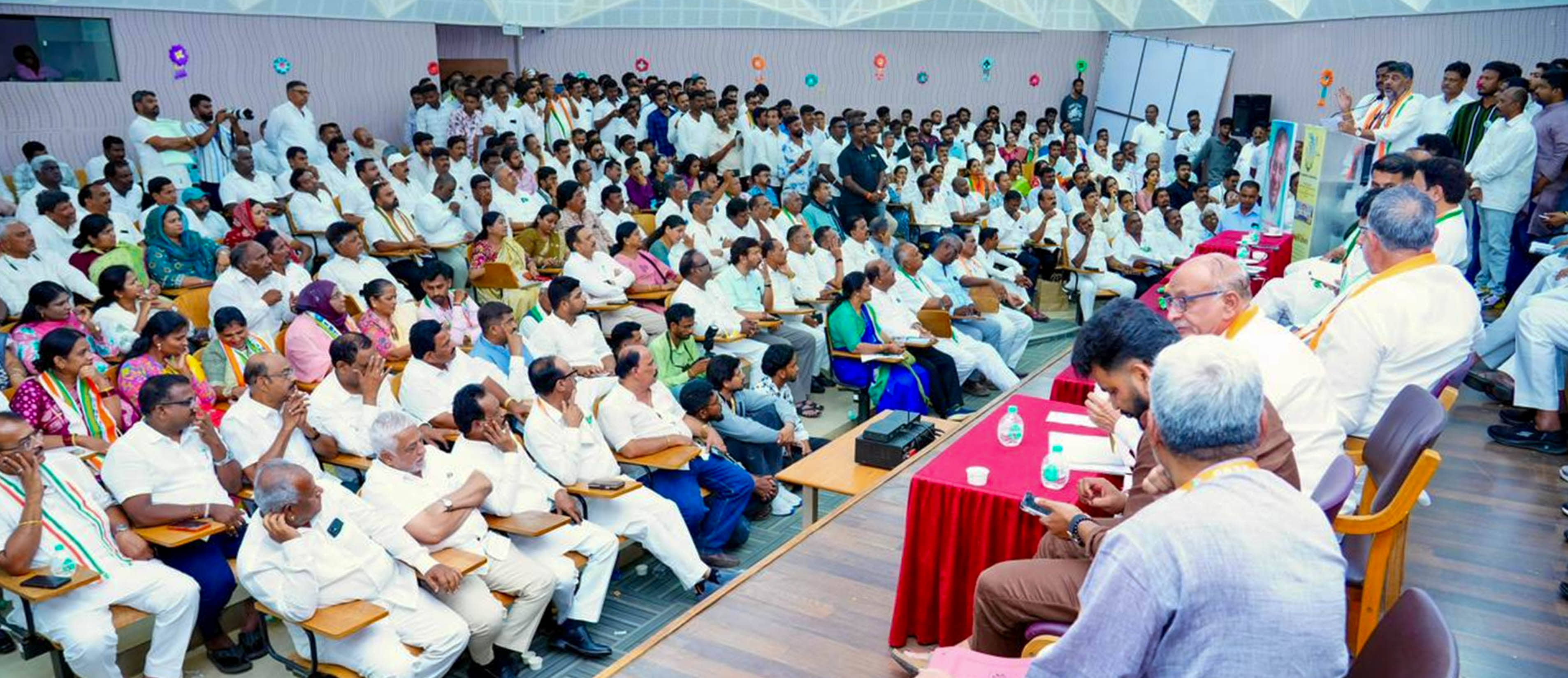 ದಾವಣಗೆರೆಯ ಬಾಪೂಜಿ ಎಂಬಿಎ ಕಾಲೇಜು ಆವರಣದಲ್ಲಿ ತೆರೆದಿರುವ ಕೆಪಿಸಿಸಿ ಕ್ಯಾಂಪ್‌ ಕಚೇರಿಯಲ್ಲಿ ನಡೆದ ಸಭೆಯಲ್ಲಿ ಉಪಮುಖ್ಯಮಂತ್ರಿ ಡಿ.ಕೆ. ಶಿವಕುಮಾರ್‌ ಮಾತನಾಡಿದರು