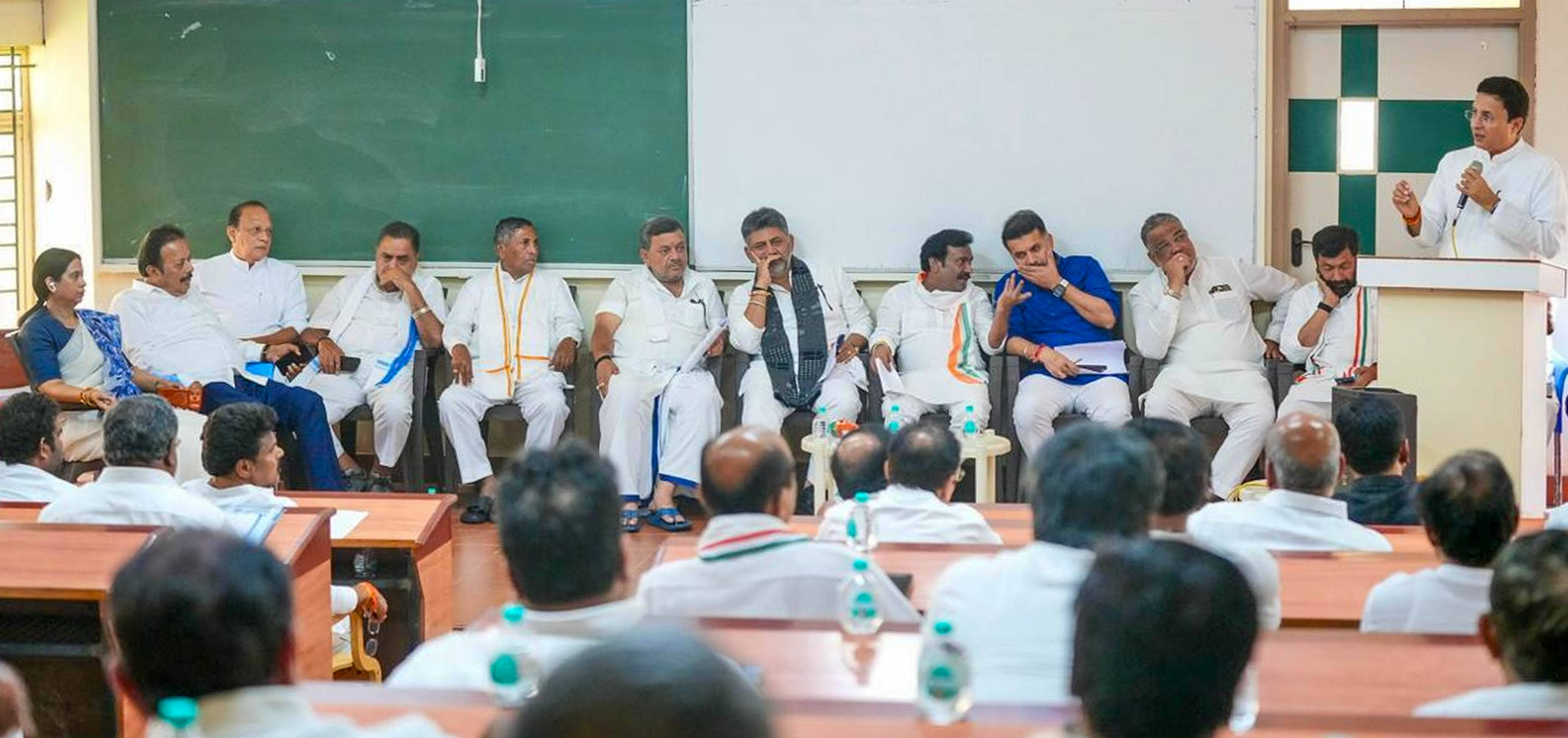 ದಾವಣಗೆರೆಯ ಬಾಪೂಜಿ ಎಂಬಿಎ ಕಾಲೇಜು ಆವರಣದಲ್ಲಿ ತೆರೆದಿರುವ ಕೆಪಿಸಿಸಿ ಕ್ಯಾಂಪ್‌ ಕಚೇರಿಯಲ್ಲಿ ನಡೆದ ಸಭೆಯಲ್ಲಿ ಎಐಸಿಸಿ ಪ್ರಧಾನ ಕಾರ್ಯದರ್ಶಿ ರಣದೀಪ್‌ಸಿಂಗ್‌ ಸುರ್ಜೇವಾಲ ಮಾತನಾಡಿದರು. ಸಚಿವರಾದ ಲಕ್ಷ್ಮಿ ಹೆಬ್ಬಾಳ್ಕರ್‌ ಕೆ.ಎಚ್‌.ಮುನಿಯಪ್ಪ ಎಸ್‌.ಎಸ್‌. ಮಲ್ಲಿಕಾರ್ಜುನ್‌ ಉಪಮುಖ್ಯಮಂತ್ರಿ ಡಿ.ಕೆ.ಶಿವಕುಮಾರ್‌ ರಾಜ್ಯಸಭಾ ಸದಸ್ಯ ಜಿ.ಸಿ.ಚಂದ್ರಶೇಖರ್‌ ಎಐಸಿಸಿ ಕಾರ್ಯದರ್ಶಿ ಅಭಿಷೇಕ್‌ ದತ್‌ ಶಾಸಕ ತನ್ವೀರ್‌ ಸೇಠ್‌ ವಿಧಾನಪರಿಷತ್‌ ಮುಖ್ಯ ಸಚೇತಕ ಸಲೀಂ ಅಹಮ್ಮದ್‌ ಇದ್ದಾರೆ –ಪ್ರಜಾವಾಣಿ ಚಿತ್ರ