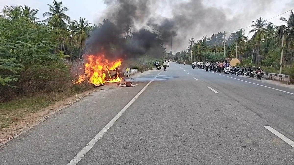 ಹುಳಿಯಾರು ಬಳಿ ಸೇತುವೆಗೆ ಡಿಕ್ಕಿಯಾಗಿ ಹೊತ್ತಿ ಉರಿದ ಕಾರು: ಚಾಲಕ ಸಜೀವ ದಹನ
