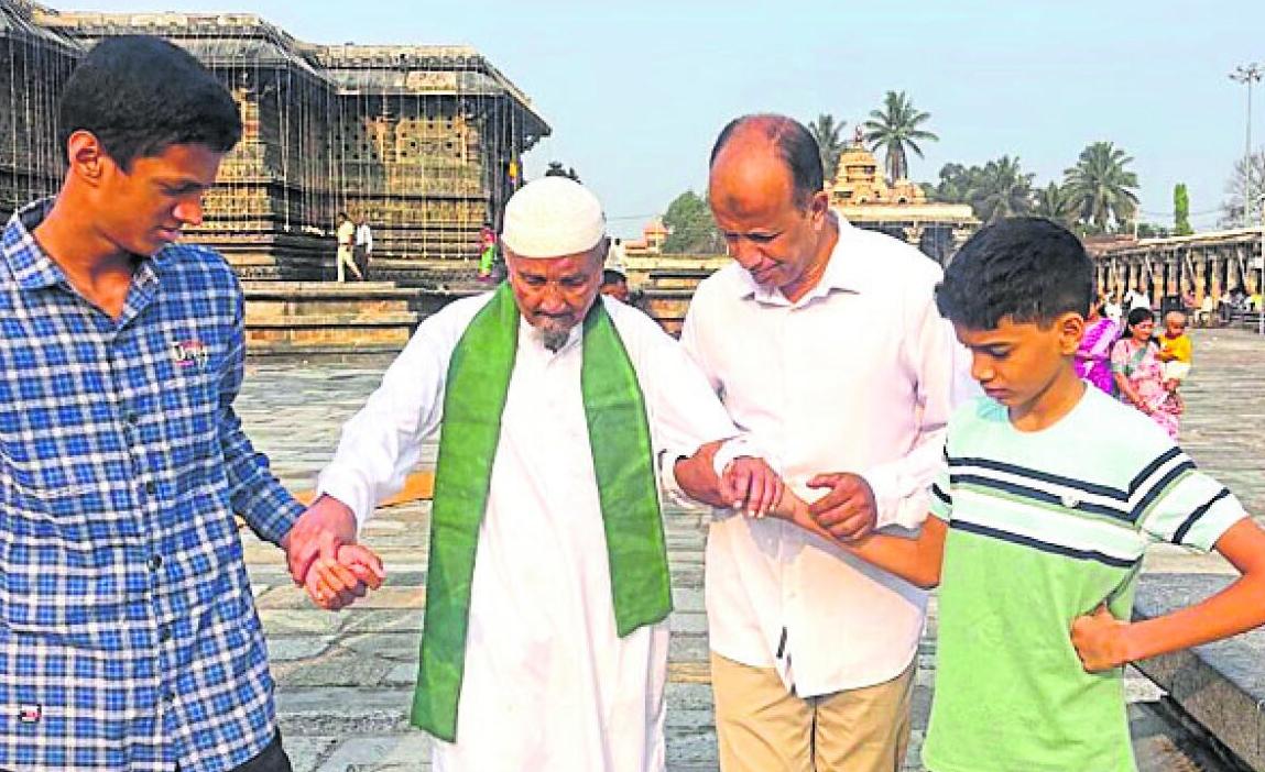 ಬೇಲೂರಿನ ಚನ್ನಕೇಶವಸ್ವಾಮಿ ಬ್ರಹ್ಮ ರಥೋತ್ಸವಕ್ಕೂ ಮುನ್ನ ಸೈಯ್ಯದ್ ಸಜ್ಜಾದ್ ಬಾಷಾ ಖಾದ್ರಿಯವರು ದೇಗುಲದ ಒಳ ಆವರಣದಲ್ಲಿ ದೇವರಿಗೆ ಪ್ರಾರ್ಥನೆ ಸಲ್ಲಿಸಿದರು