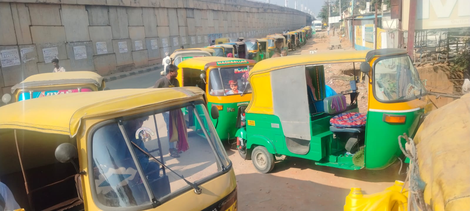 ಹೊಸಕೋಟೆ ನಗರದಲ್ಲಿ ಎಲ್‌ಪಿಜಿಗಾಗಿ ಕಿ.ಮೀ ಗಟ್ಟಲೆ ಸರತಿ ಸಾಲಿನಲ್ಲಿ ನಿಂತಿರುವ ಆಟೊ ಮತ್ತು ಚಾಲಕರು