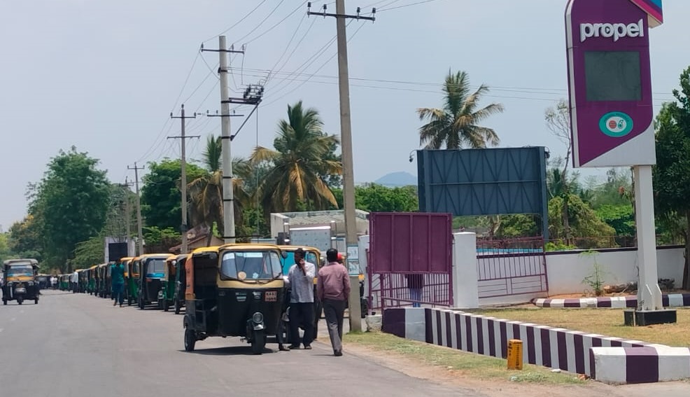ರಾಮನಗರದ ಜಾನಪದ ಲೋಕದ ಬಳಿ ಇರುವ ಎಲ್‌ಪಿಜಿ ಬಂಕ್‌ ಮುಂದೆ ತಮ್ಮ ಸರದಿಗಾಗಿ ಕಾಯುತ್ತಿದ್ದ ಆಟೊ ಚಾಲಕರು