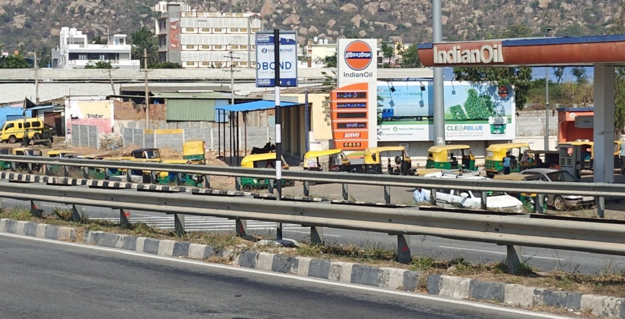 ಇಂಡಿಯನ್‌ ಆಯಿಲ್‌ ಬಂಕ್‌ ಮುಂದೆ ಆಟೊಗಳ ಸಾಲು