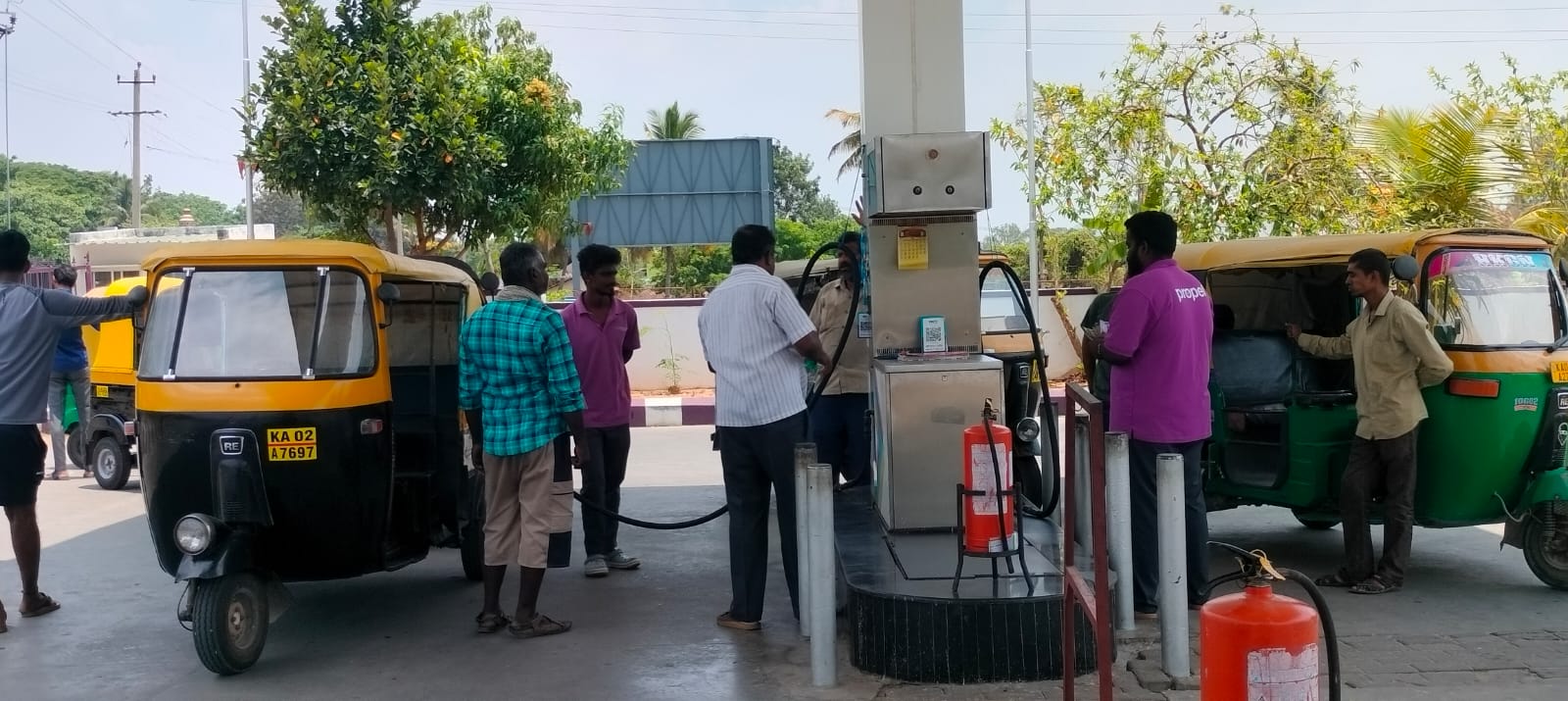 ತಾಸುಗಟ್ಟಲೆ ಕಾದು ಕಡೆಗೂ ತಮ್ಮ ಆಟೊಗೆ ಎಲ್‌ಪಿಜಿ ಹಾಕಿಸಿಕೊಂಡ ಚಾಲಕರು