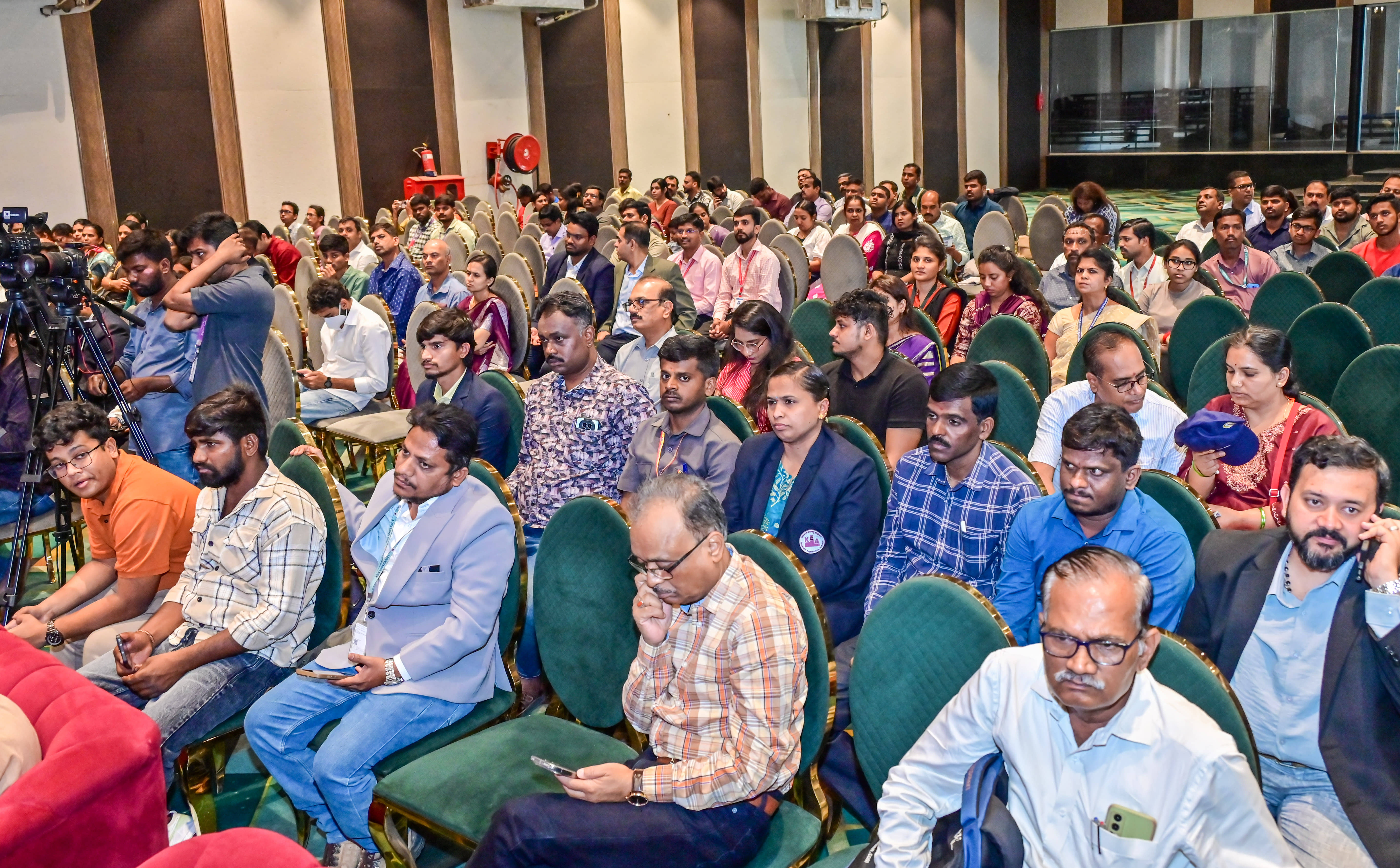 ಬೆಂಗಳೂರಿನ ಅರಮನೆ ಮೈದಾನದಲ್ಲಿ ಶನಿವಾರ ‘ಪ್ರಜಾವಾಣಿ’ ಮತ್ತು ‘ಡೆಕ್ಕನ್‌ ಹೆರಾಲ್ಡ್‌’ ಆಯೋಜಿಸಿದ್ದ ಎಡ್ಯುವರ್ಸ್‌ ಮೇಳದಲ್ಲಿ ಭಾಗವಹಿಸಿದ್ದ ವಿದ್ಯಾರ್ಥಿಗಳು ಮತ್ತು ಪೋಷಕರು. ಪ್ರಜಾವಾಣಿ ಚಿತ್ರ