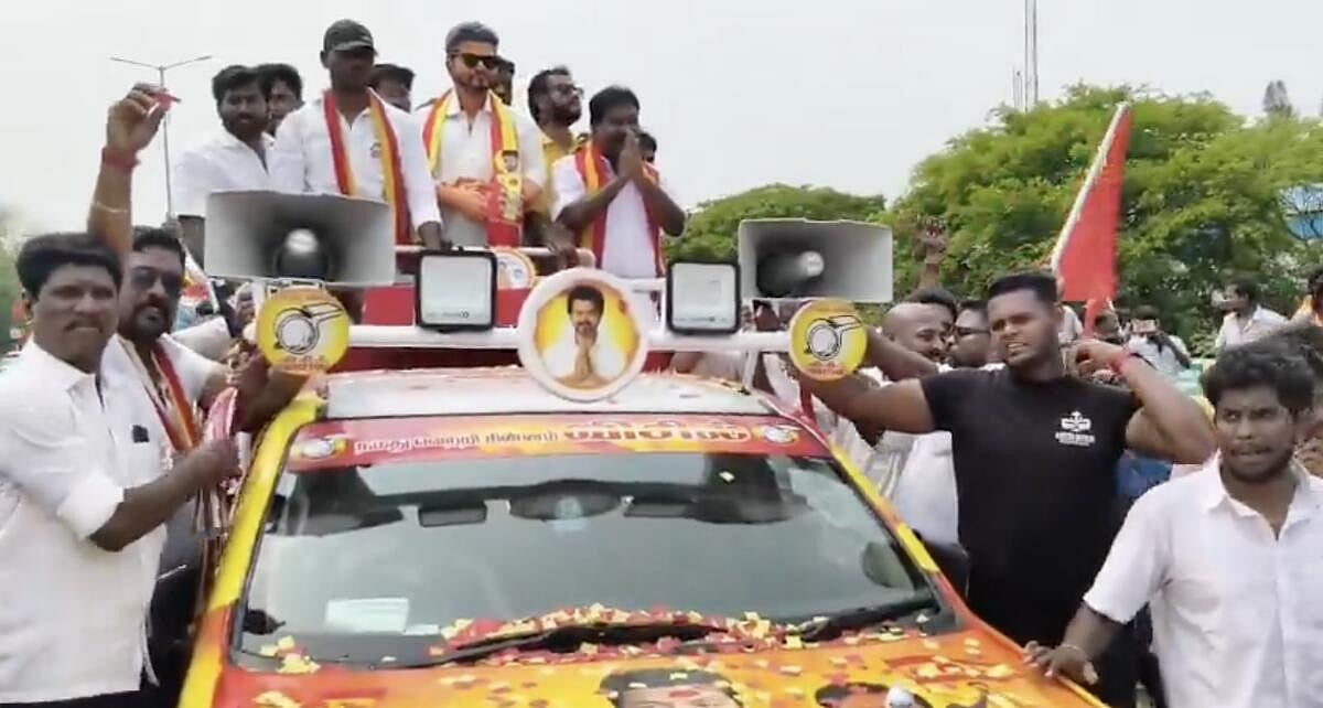 ತಮಿಳುನಾಡು ವಿಧಾನಸಭಾ ಚುನಾವಣಾ ಪ್ರಚಾರಕ್ಕಿಳಿದ ವಿಜಯ್‌ ಕಟೌಟ್‌