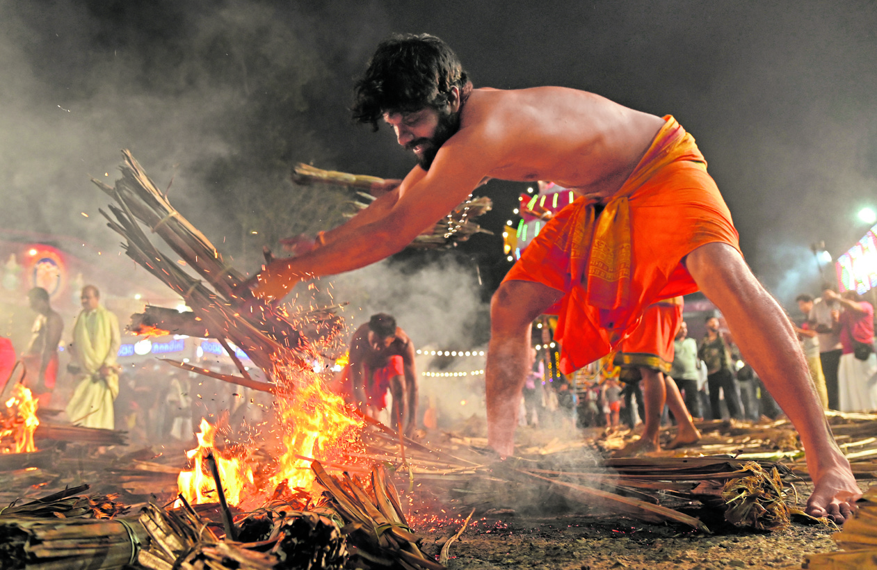 ಕಟೀಲು ಶ್ರೀ ದುರ್ಗಾಪರಮೇಶ್ವರಿ ದೇವಸ್ಥಾನದ ವಾರ್ಷಿಕ ಜಾತ್ರಾ ಮಹೋತ್ಸವದಲ್ಲಿ ತೂಟೆದಾರ ಸೇವೆ  ಪ್ರಜಾವಾಣಿ ಚಿತ್ರ : ಫಕ್ರುದ್ಧೀನ್ ಎಚ್