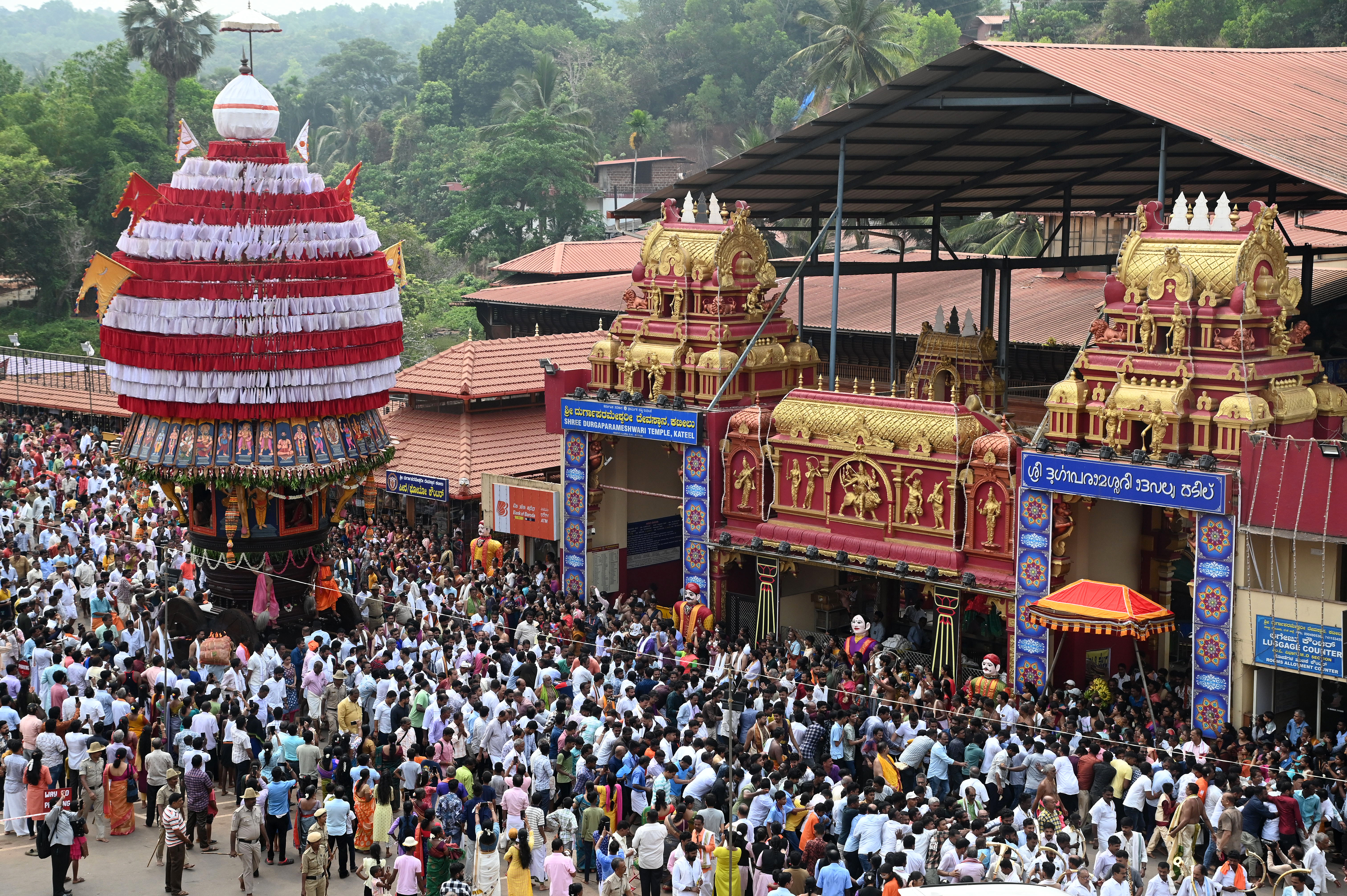 ಶ್ರೀ ಕ್ಷೇತ್ರ ಕಟೀಲು ದುರ್ಗಾಪರಮೇಶ್ವರಿ ದೇವಸ್ಥಾನದ ವಾರ್ಷಿಕ ಜಾತ್ರೆ ಪ್ರಯುಕ್ತ ದೇವಿಯ ಹಗಲು ರಥೋತ್ಸವ ಶುಕ್ರವಾರ ಸಂಪನ್ನಗೊಂಡಿತು - ಪ್ರಜಾವಾಣಿ ಚಿತ್ರ / ಫಕ್ರುದ್ಧೀನ್ ಎಚ್