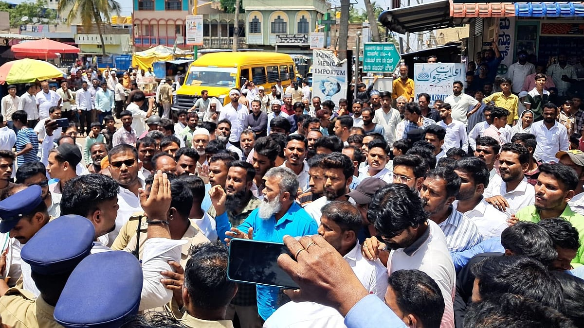 ದಾವಣಗೆರೆ: ಮತಗಟ್ಟೆ ಬಳಿ ಟೇಬಲ್ ವಿಚಾರವಾಗಿ ಕಾಂಗ್ರೆಸ್–SDPI ಕಾರ್ಯಕರ್ತರ ಗಲಾಟೆ