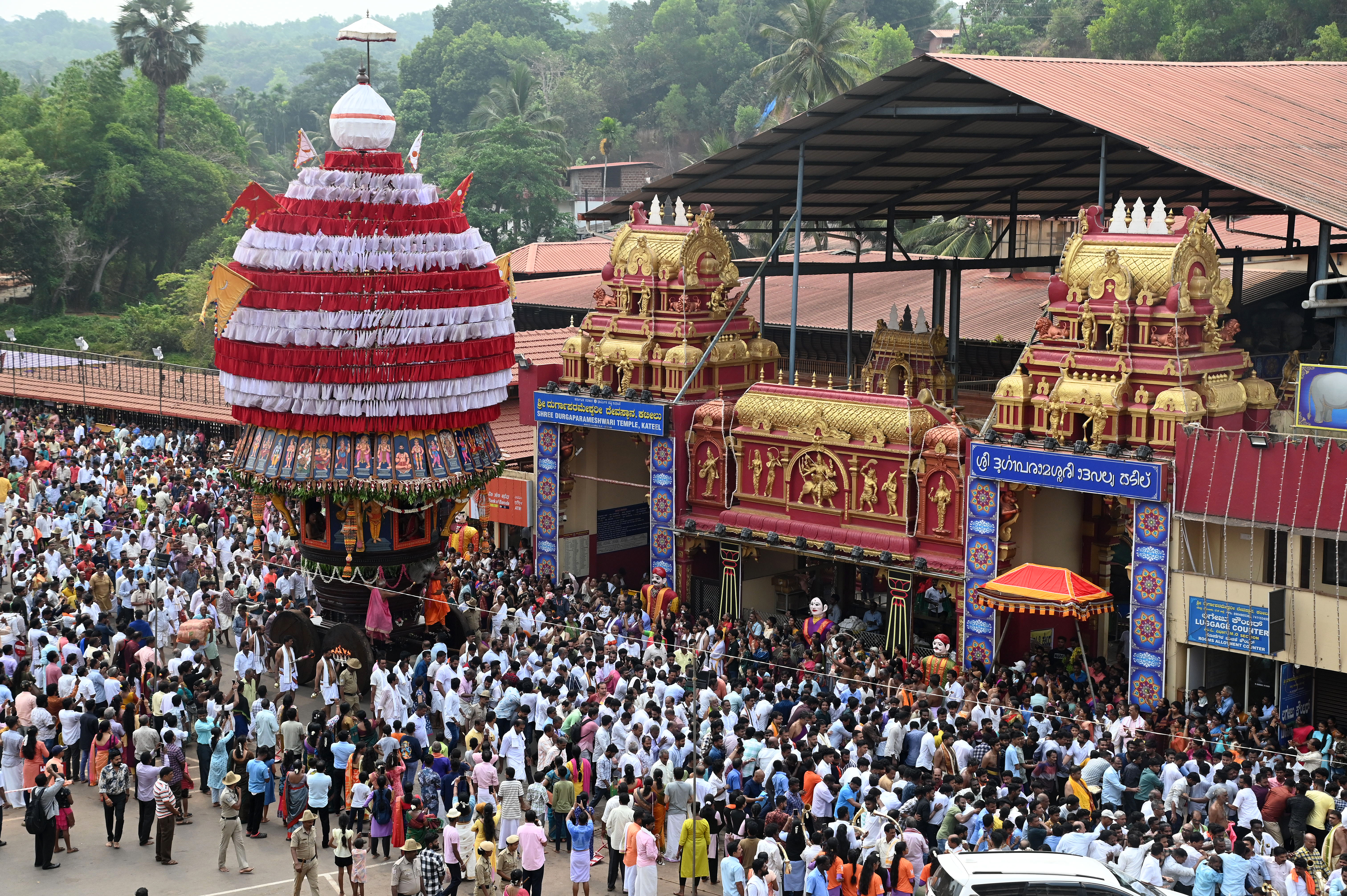 ಶ್ರೀ ಕ್ಷೇತ್ರ ಕಟೀಲು ದುರ್ಗಾಪರಮೇಶ್ವರಿ ದೇವಸ್ಥಾನದ ವಾರ್ಷಿಕ ಜಾತ್ರೆ ಪ್ರಯುಕ್ತ ನಡೆಯುವ ದೇವಿಯ ಹಗಲು ರಥೋತ್ಸವ - ಪ್ರಜಾವಾಣಿ ಚಿತ್ರ / ಫಕ್ರುದ್ಧೀನ್ ಎಚ್