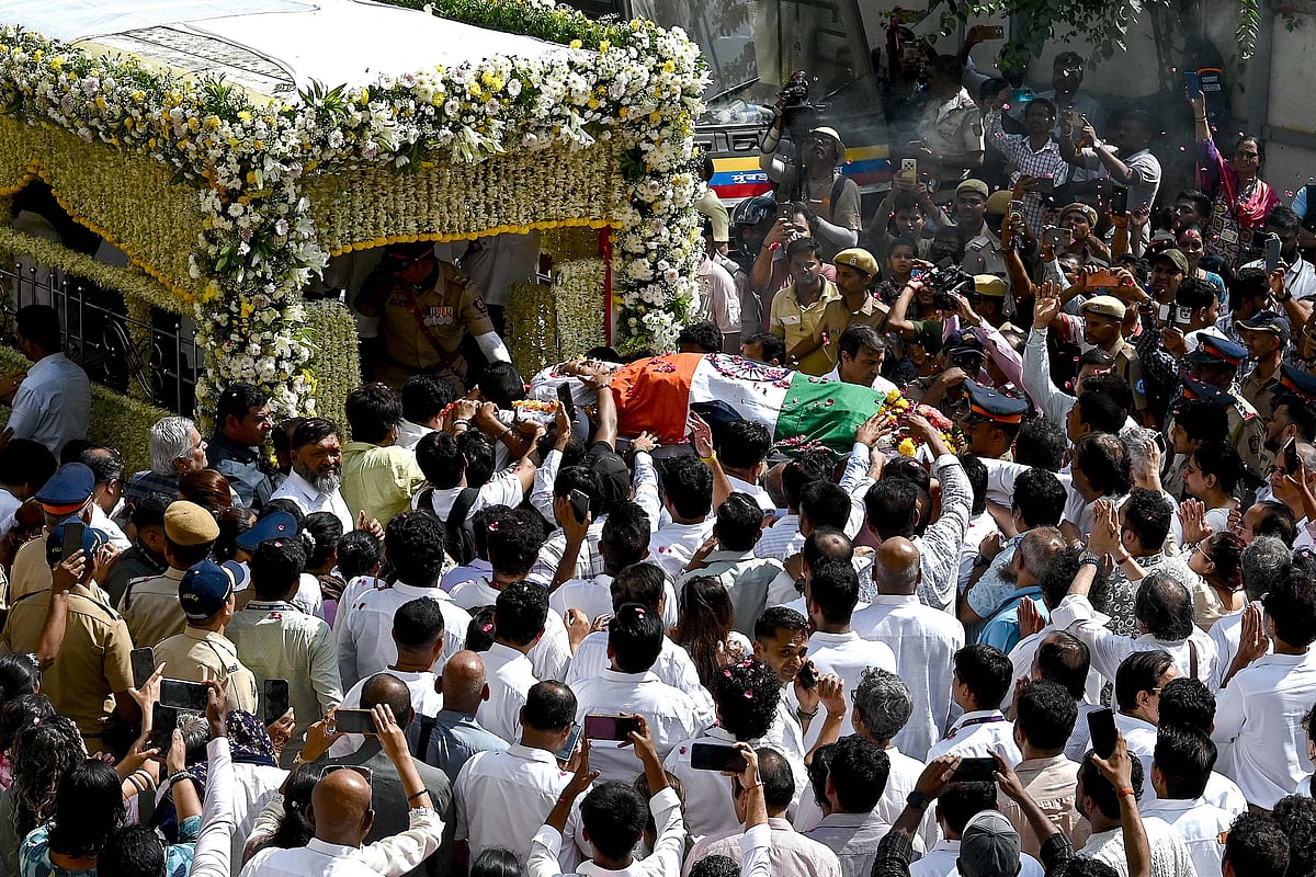 ಪಂಚಭೂತಗಳಲ್ಲಿ ಗಾಯಕಿ ಆಶಾ ಭೋಸ್ಲೆ ಲೀನ: ಸಾವಿರಾರು ಅಭಿಮಾನಿಗಳಿಂದ ಅಂತಿಮ ನಮನ