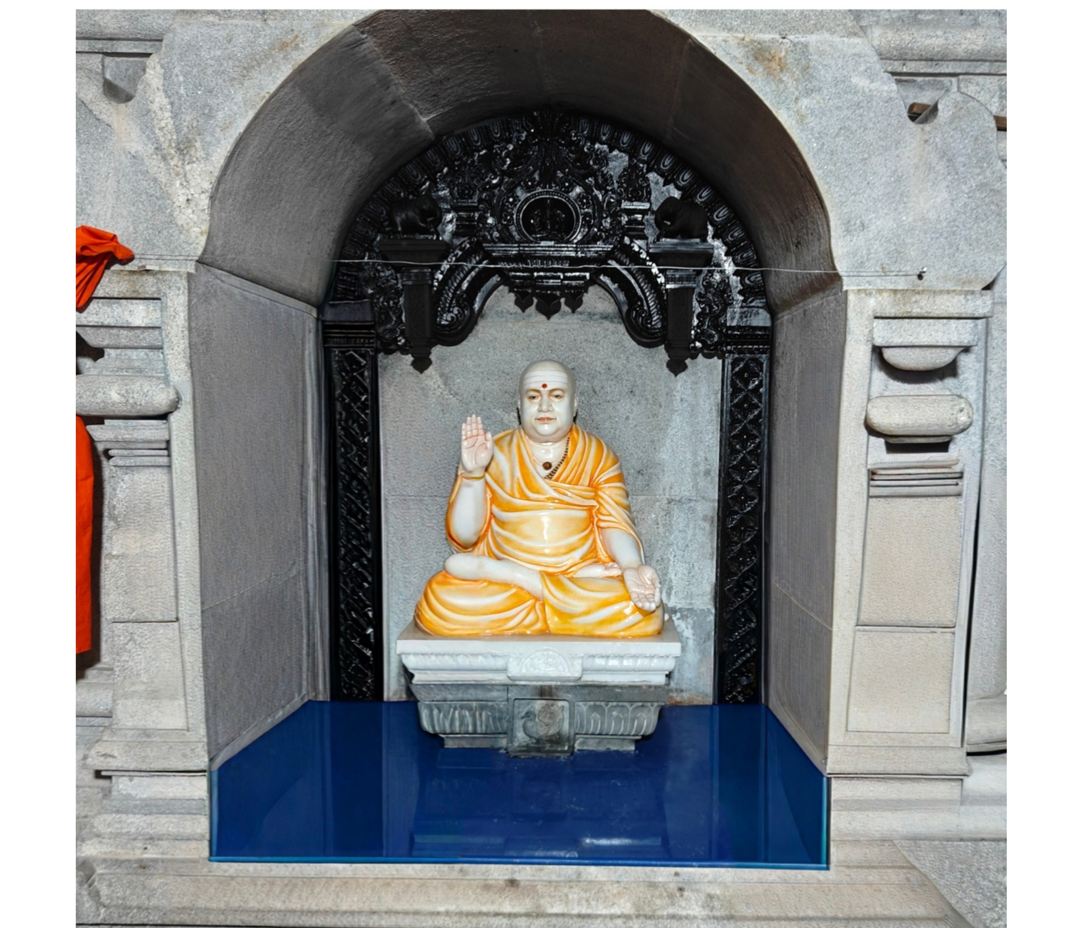 ನಾಗಮಂಗಲ ತಾಲ್ಲೂಕಿನ ಆದಿಚುಂಚನಗಿರಿಯಲ್ಲಿ ಲೋಕಾರ್ಪಣೆಗೆ ಸಿದ್ಧಗೊಂಡಿರುವ ಶ್ರೀಗುರು ಭೈರವೈಕ್ಯ ಮಂದಿರದ ಗರ್ಭಗುಡಿಯಲ್ಲಿ ಪ್ರತಿಷ್ಠಾಪಿಸಲ್ಪಟ್ಟಿರುವ ಭೈರವೈಕ್ಯ ಬಾಲಗಂಗಾಧರನಾಥ ಸ್ವಾಮೀಜಿ