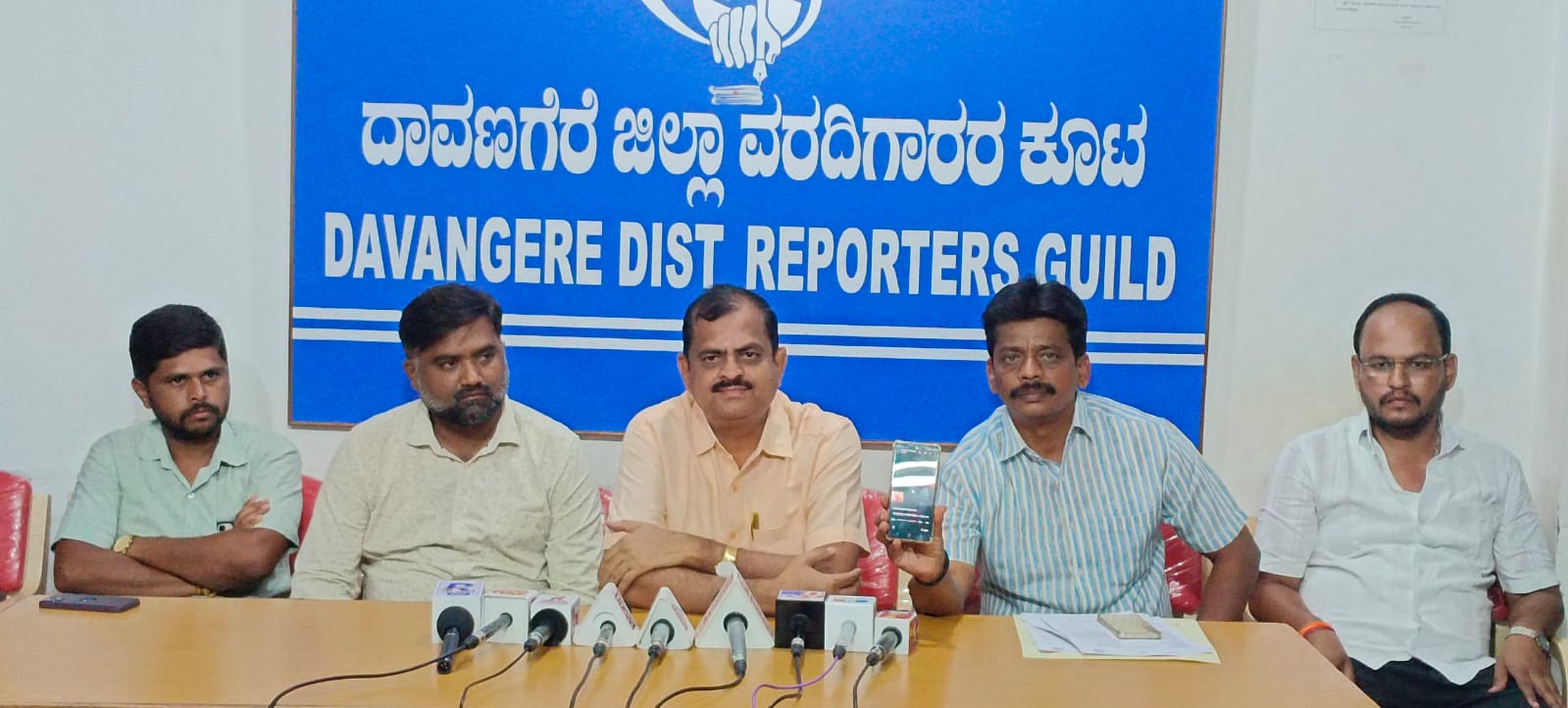 ವಿದ್ಯಾರ್ಥಿಗಳಿಂದ ವಿಕೃತಭಾವದ ಮಸಾಜ್ ಮಾಡಿಸಿಕೊಳ್ತಿದ್ದ ವಚನಾನಂದ ಶ್ರೀ: ಟ್ರಸ್ಟಿ